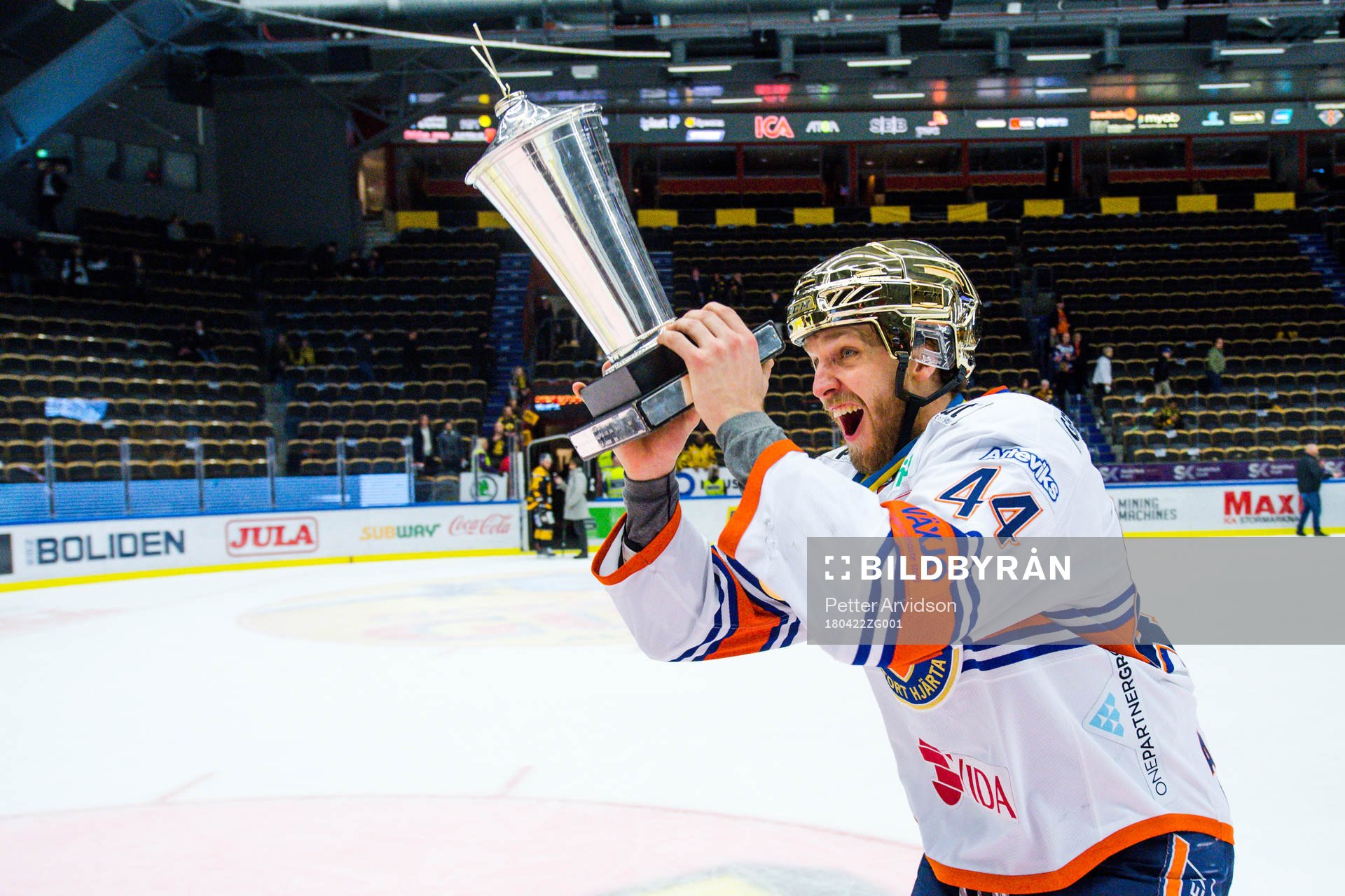 Växjös Peter Andersson jublar med pokalen