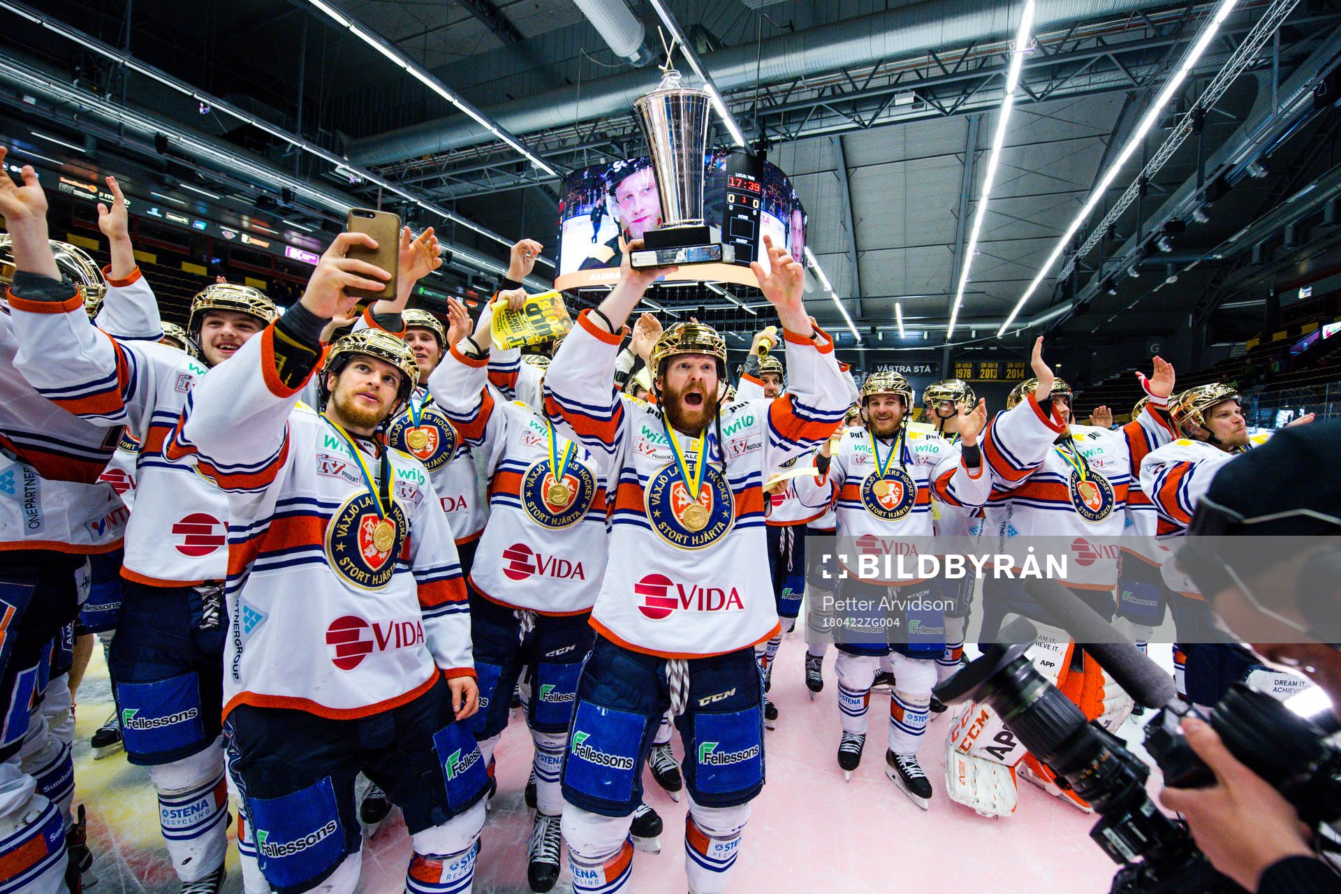 Växjös Liam Reddox  jublar med pokalen
