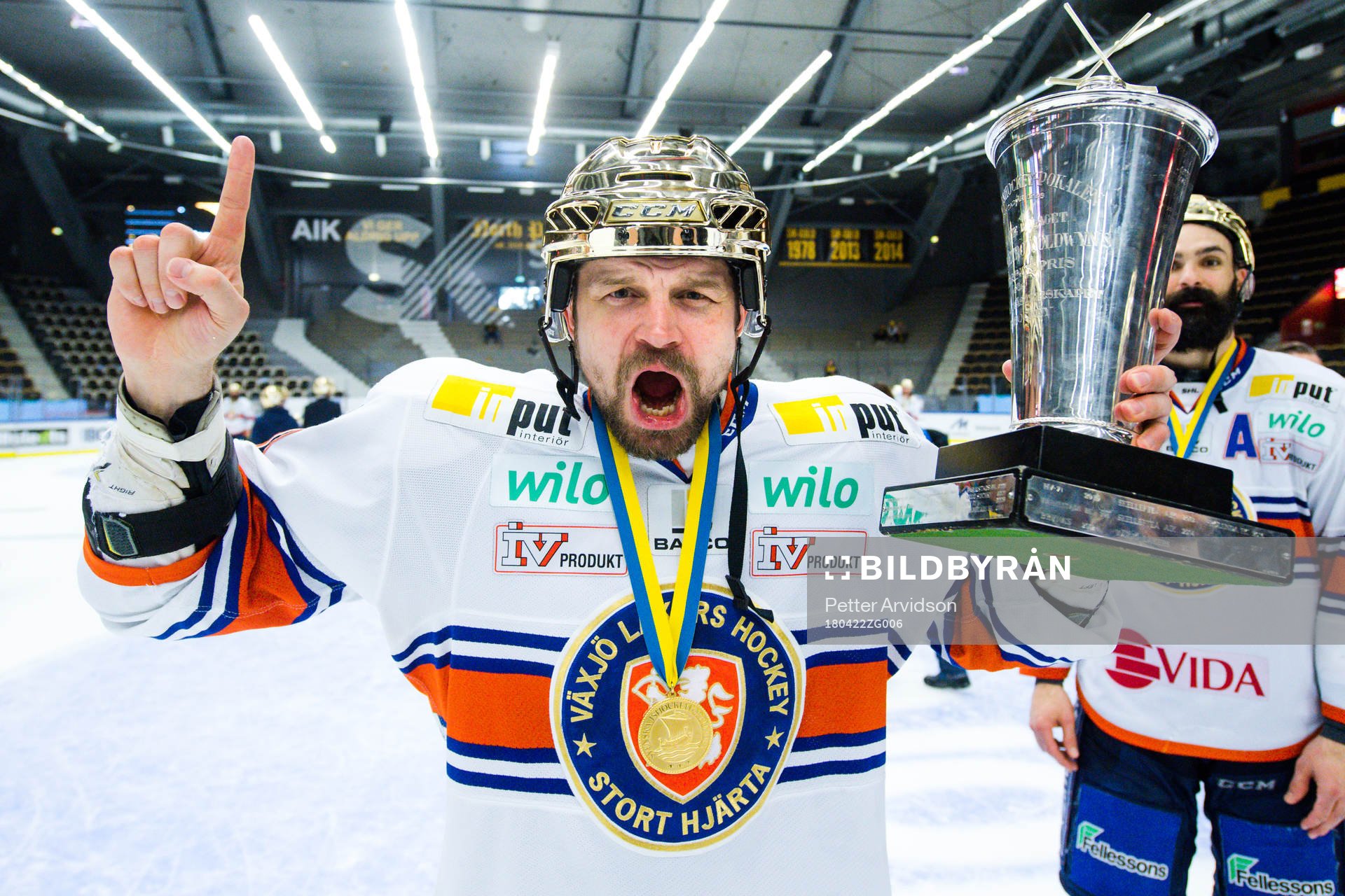 Växjös Janne Pesonen  jublar med pokalen