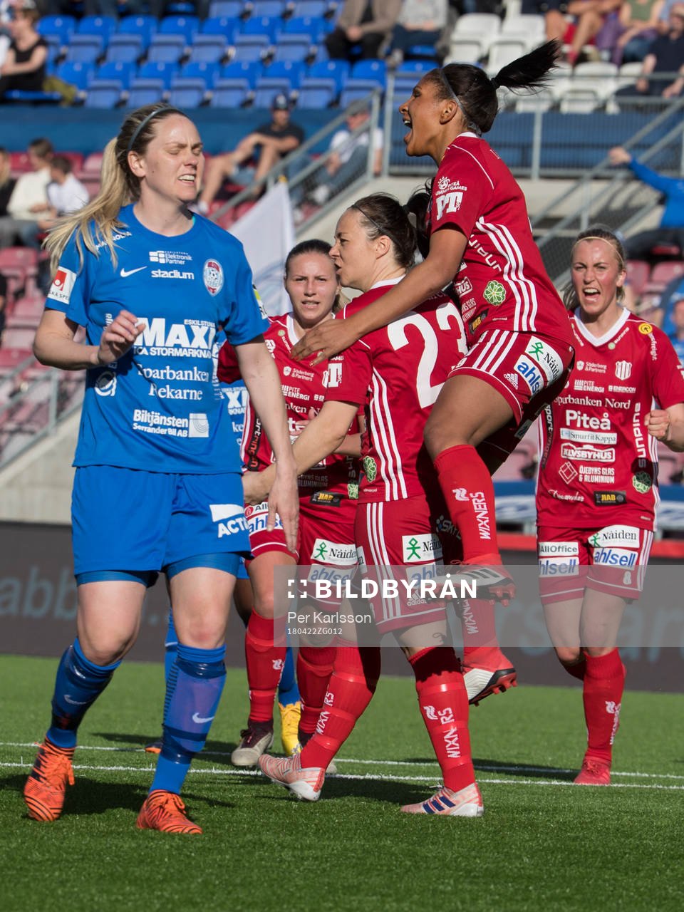 Piteås June Pedersen har precis satt 0-2 målet på straff och jublar med lagkompisarna under fotbollsmatchen i damallsvenskan mellan Eskilstuna United och Piteå IF den 22 april i Eskilstuna.