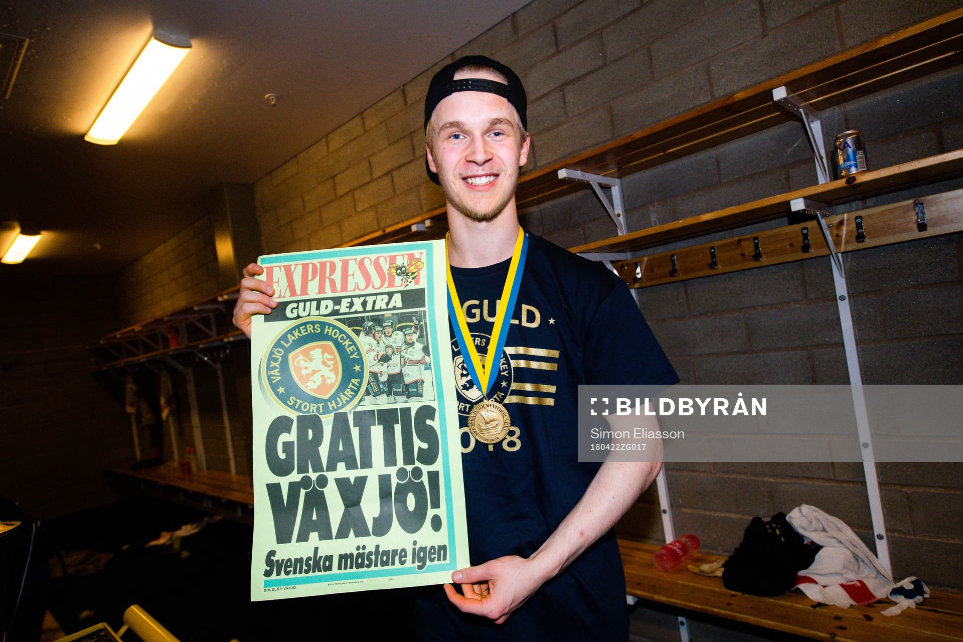 Växjös Elias Pettersson  jublar med en löpsedel