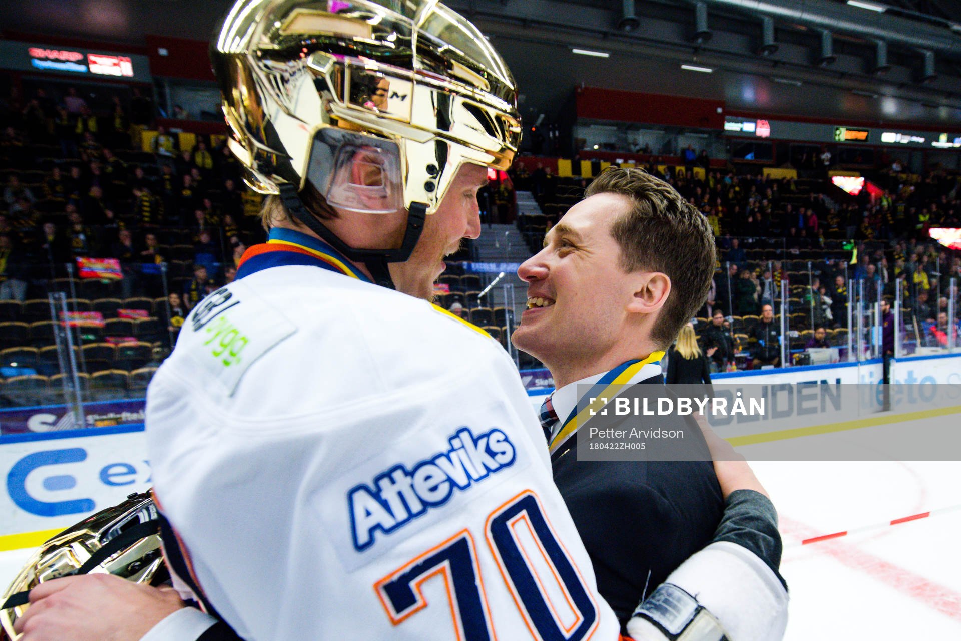 Växjös Dennis Rasmussen och tränare Sam Hallam jublar