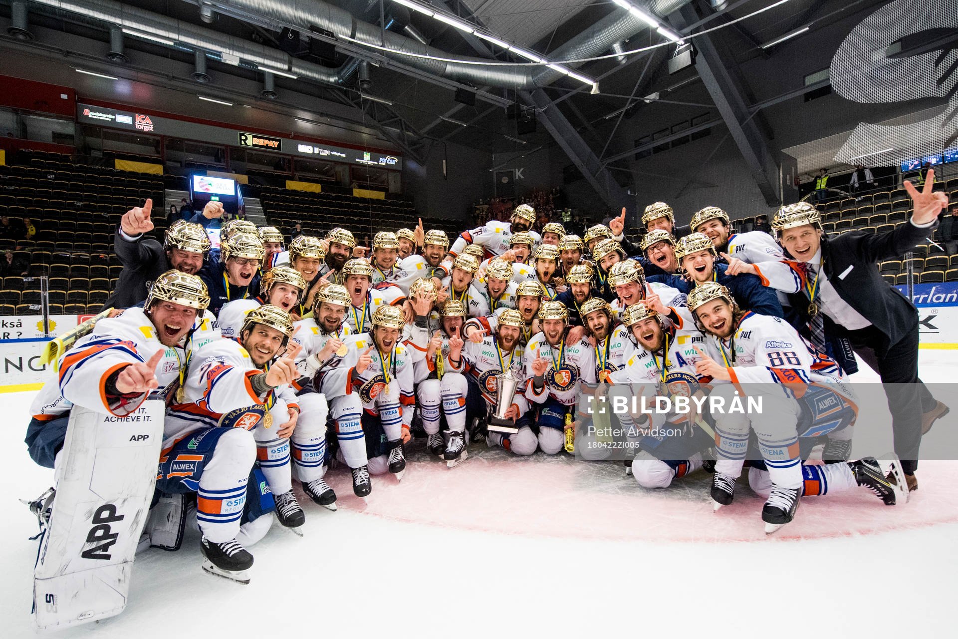 Växjös spelare jublar med pokalen