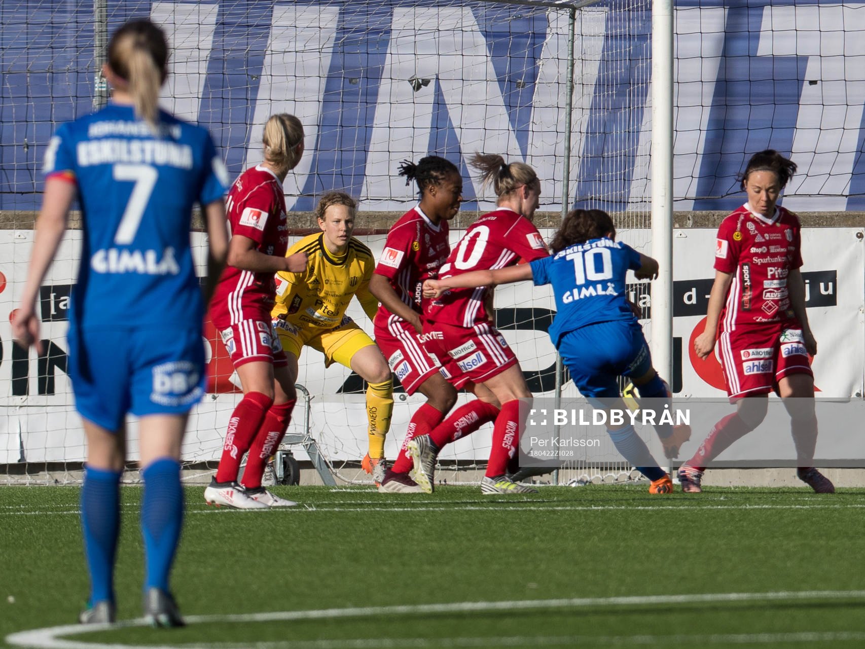 Eskilstunas Loretta Kullashi skjuter mot Piteås målvakt