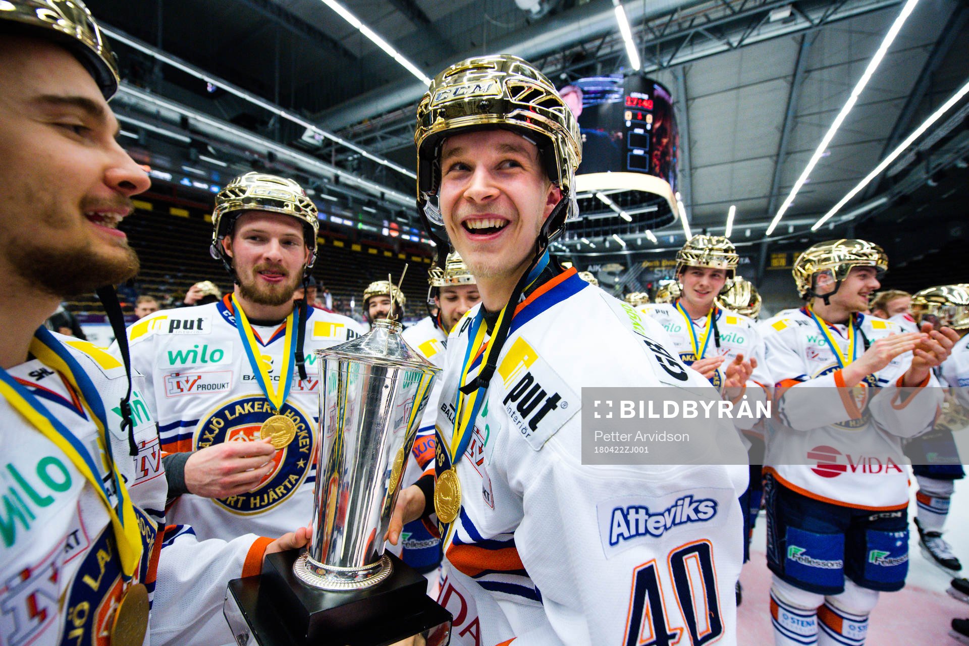 Växjös Elias Pettersson  jublar med pokalen