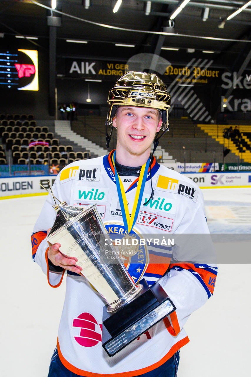 Växjös Elias Pettersson  jublar med pokalen