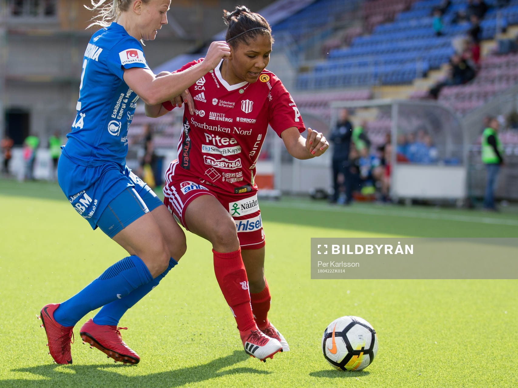 Piteås Madelen Janogy och Eskilstunas Hanna Glas i en situation under fotbollsmatchen i damallsvenskan mellan Eskilstuna United och Piteå IF den 22 april i Eskilstuna.