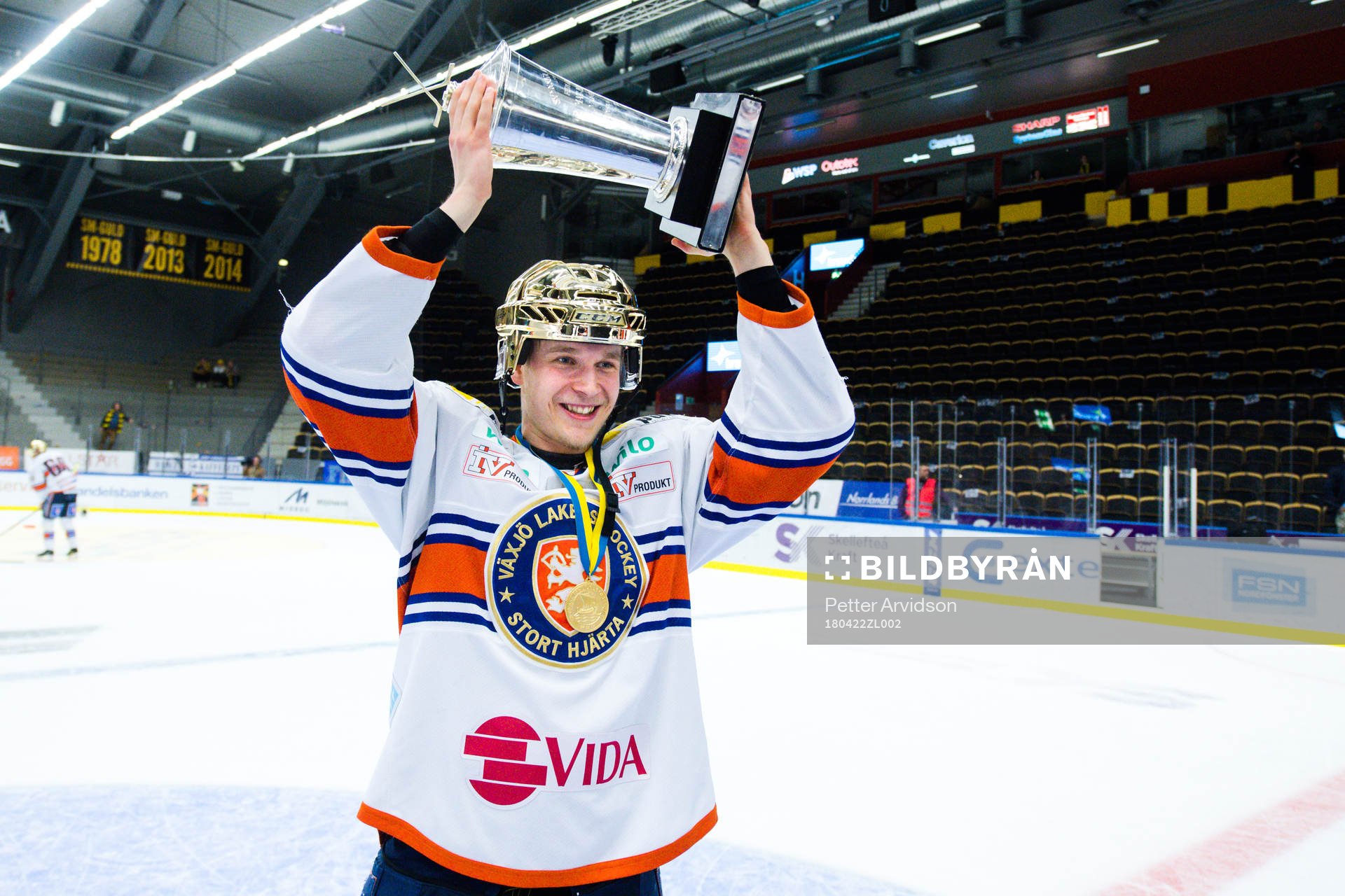 Växjös Elias Pettersson  jublar med pokalen