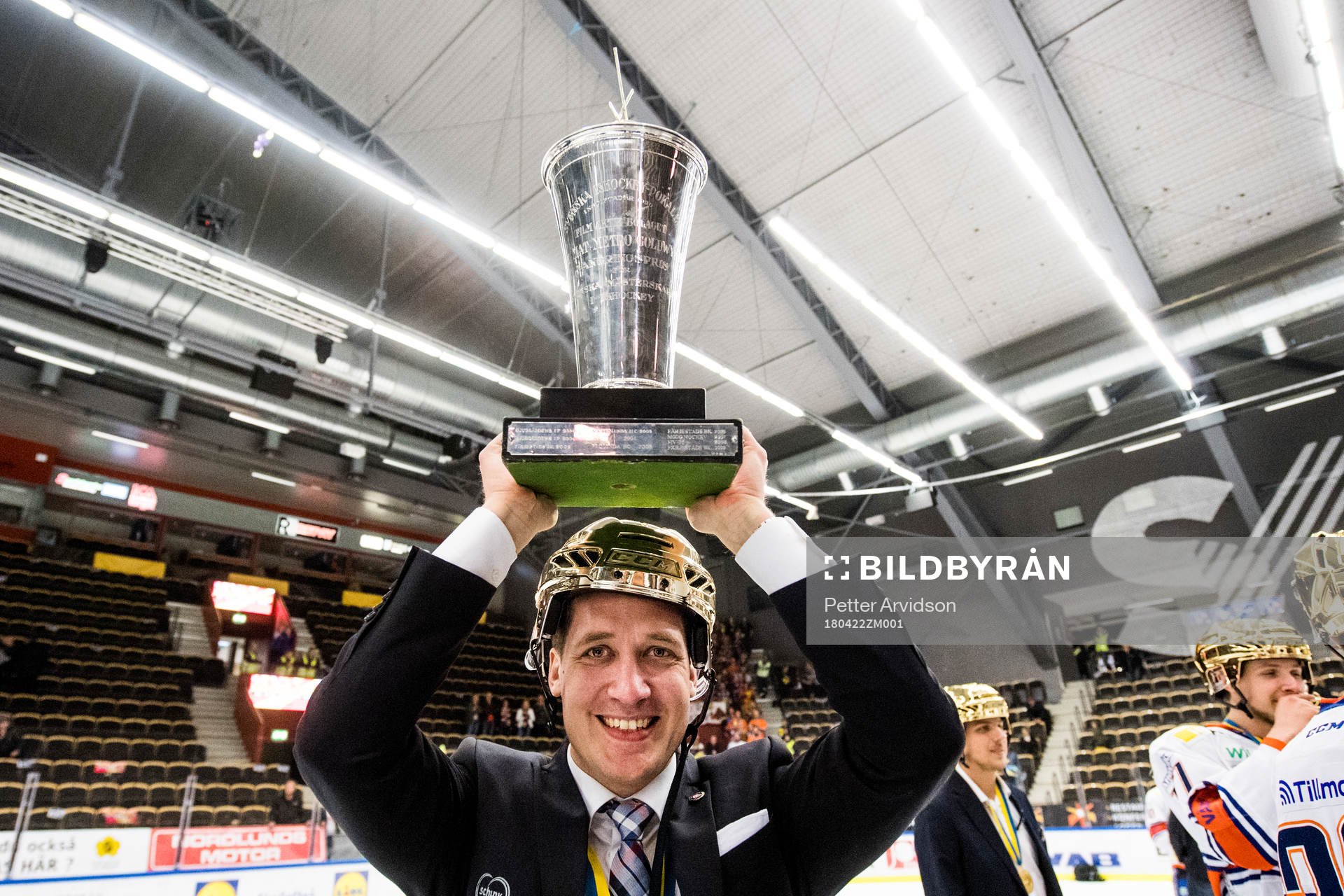 Växjös tränare Sam Hallam jublar med pokalen