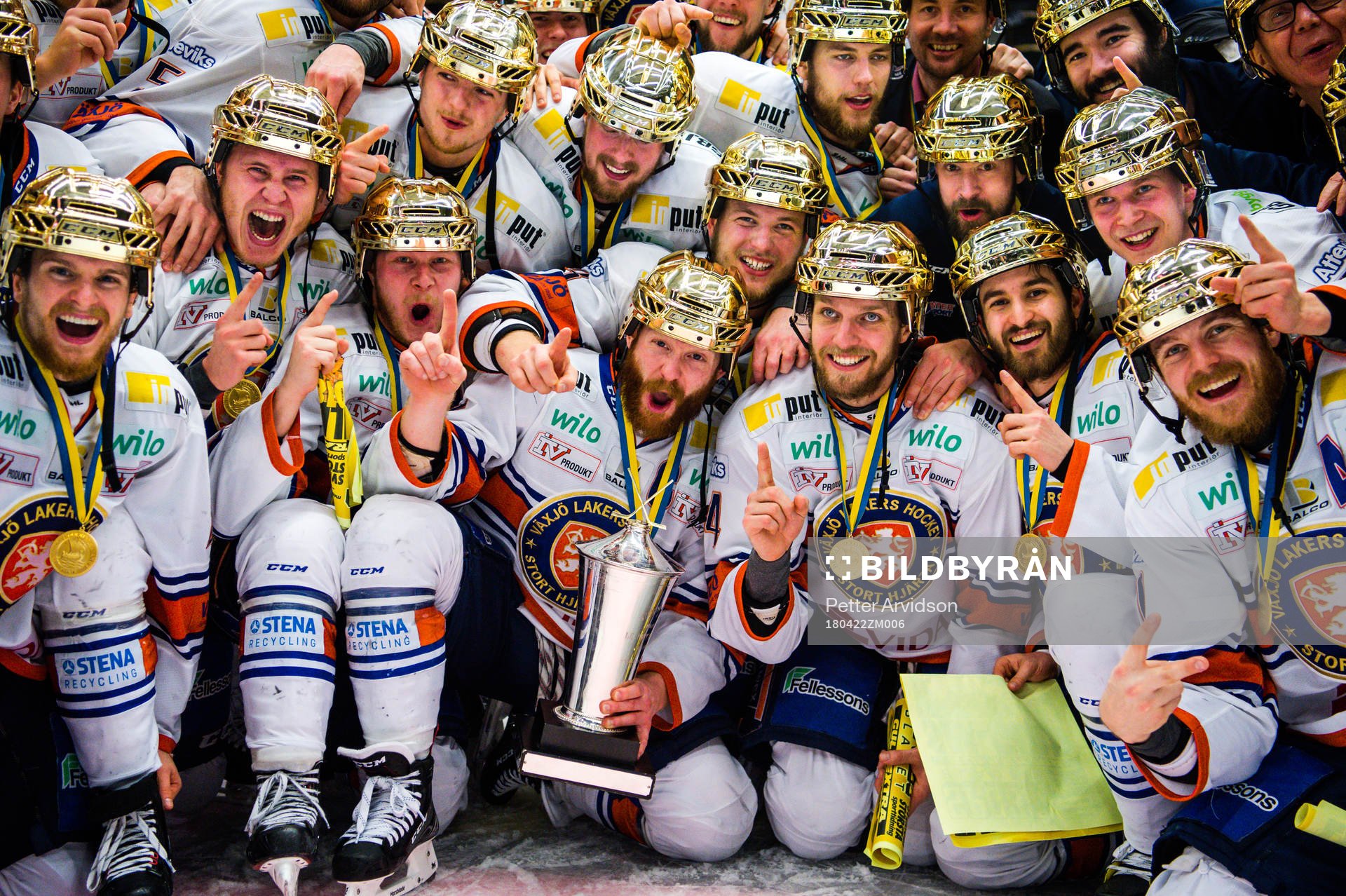 Växjös spelare jublar med pokalen
