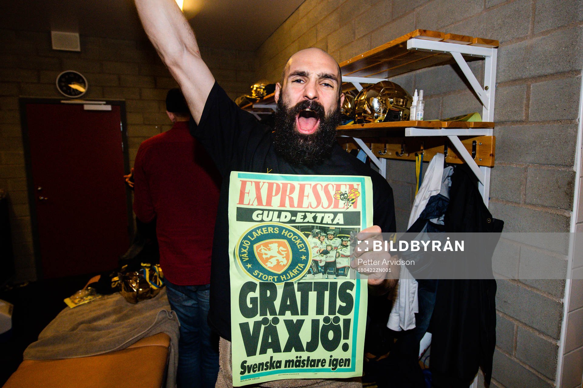 Växjös Daniel Rahimi  jublar med en löpsedel i