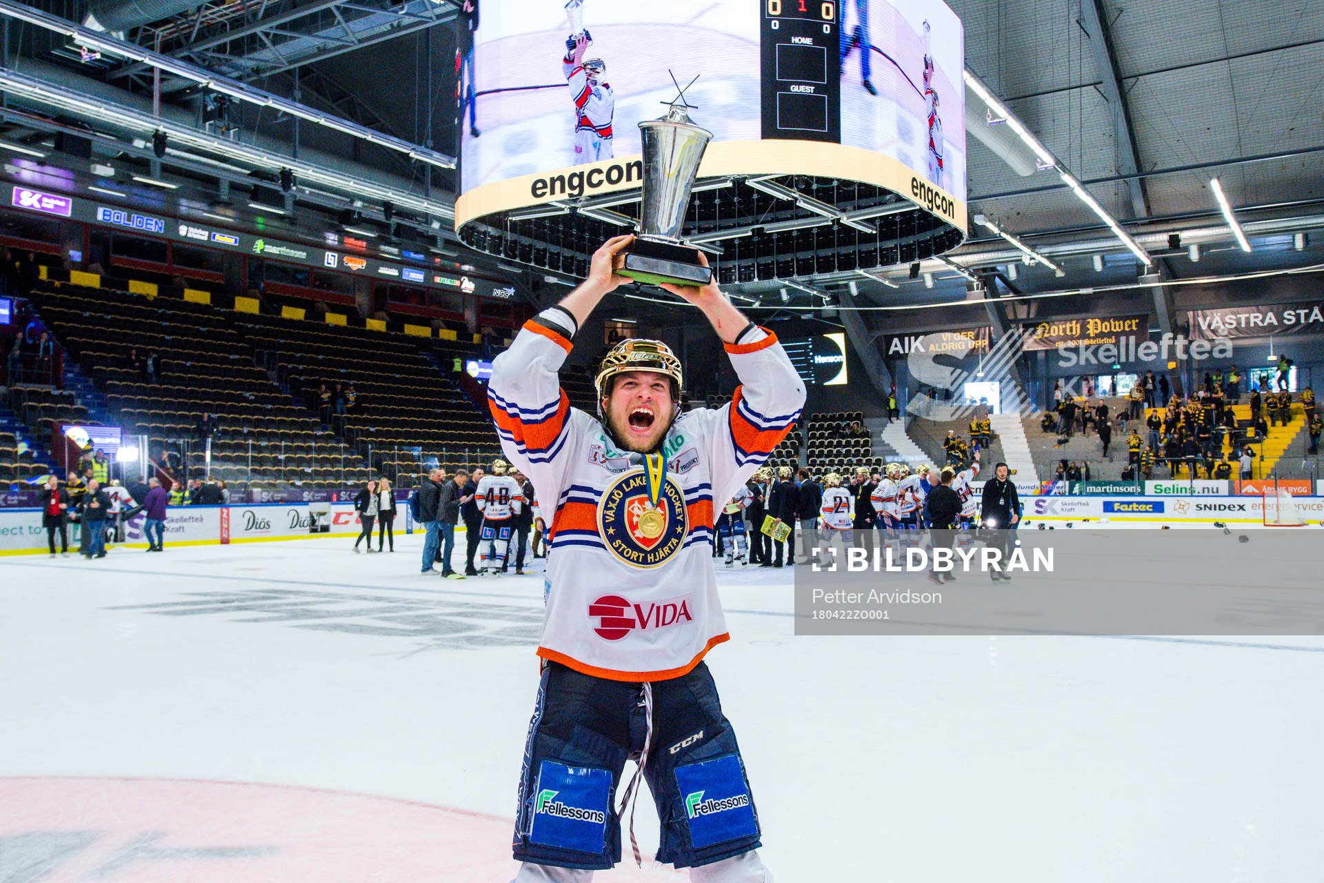 Växjös Oliver Bohm jublar med pokalen