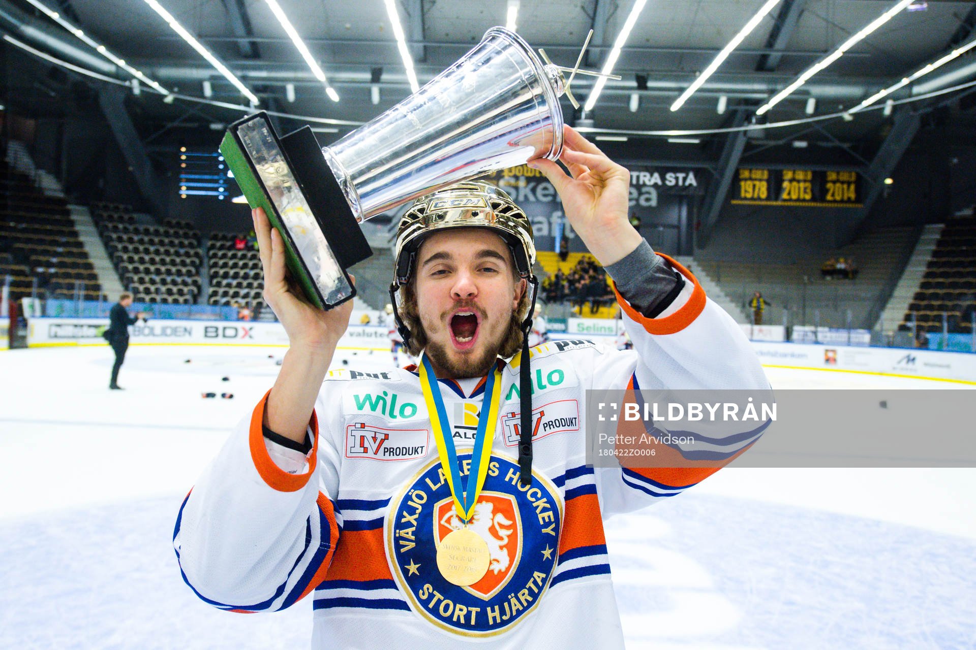 Växjös Adam Brodecki jublar med pokalen