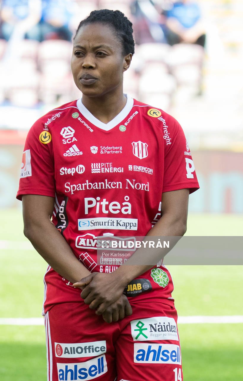 Piteås Faith Ikidi innan fotbollsmatchen i damallsvenskan