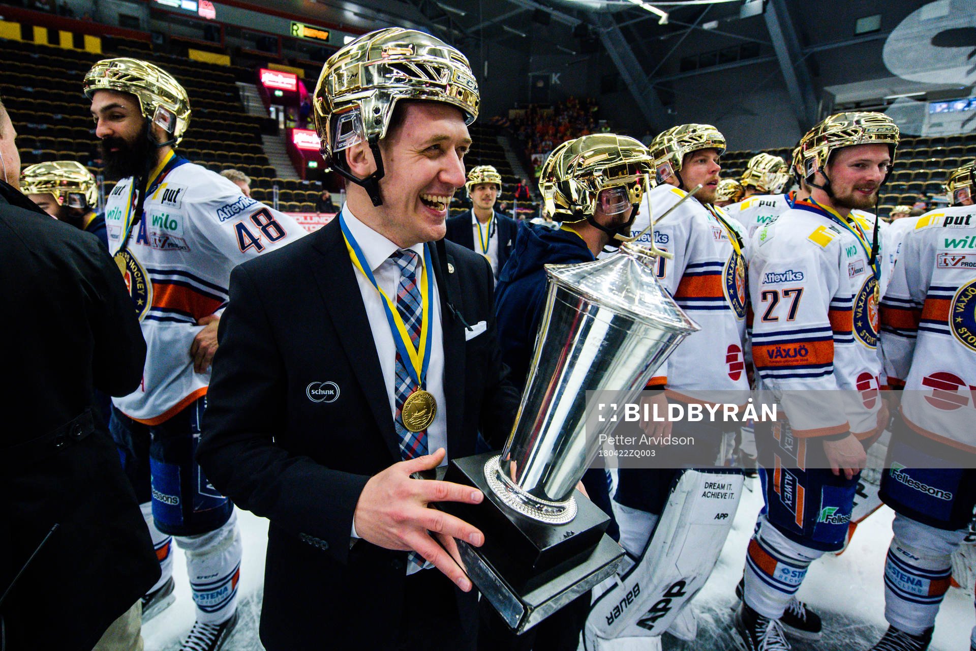 Växjös tränare Sam Hallam  jublar med pokalen