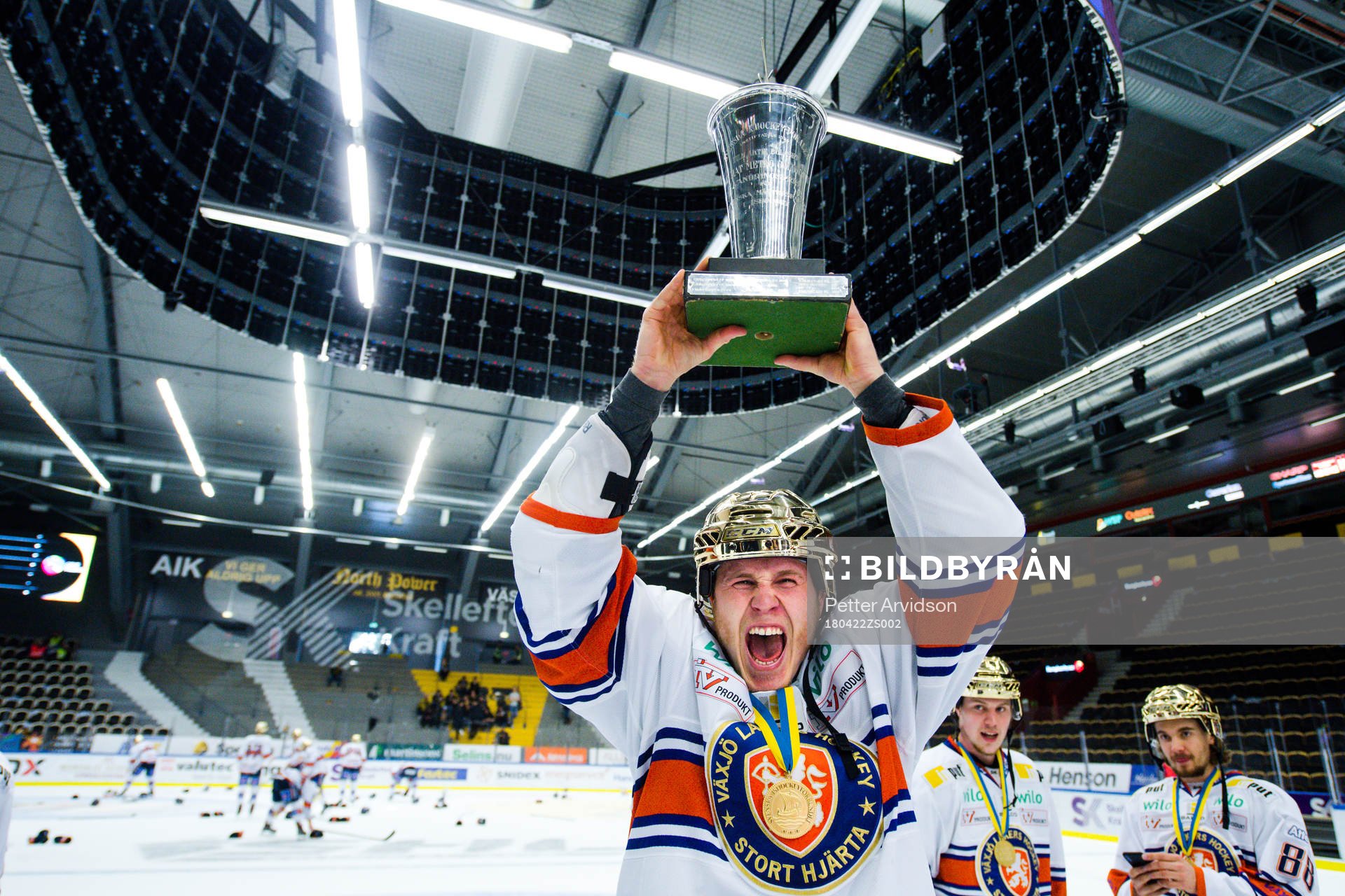 Växjös Peter Andersson  jublar med pokalen
