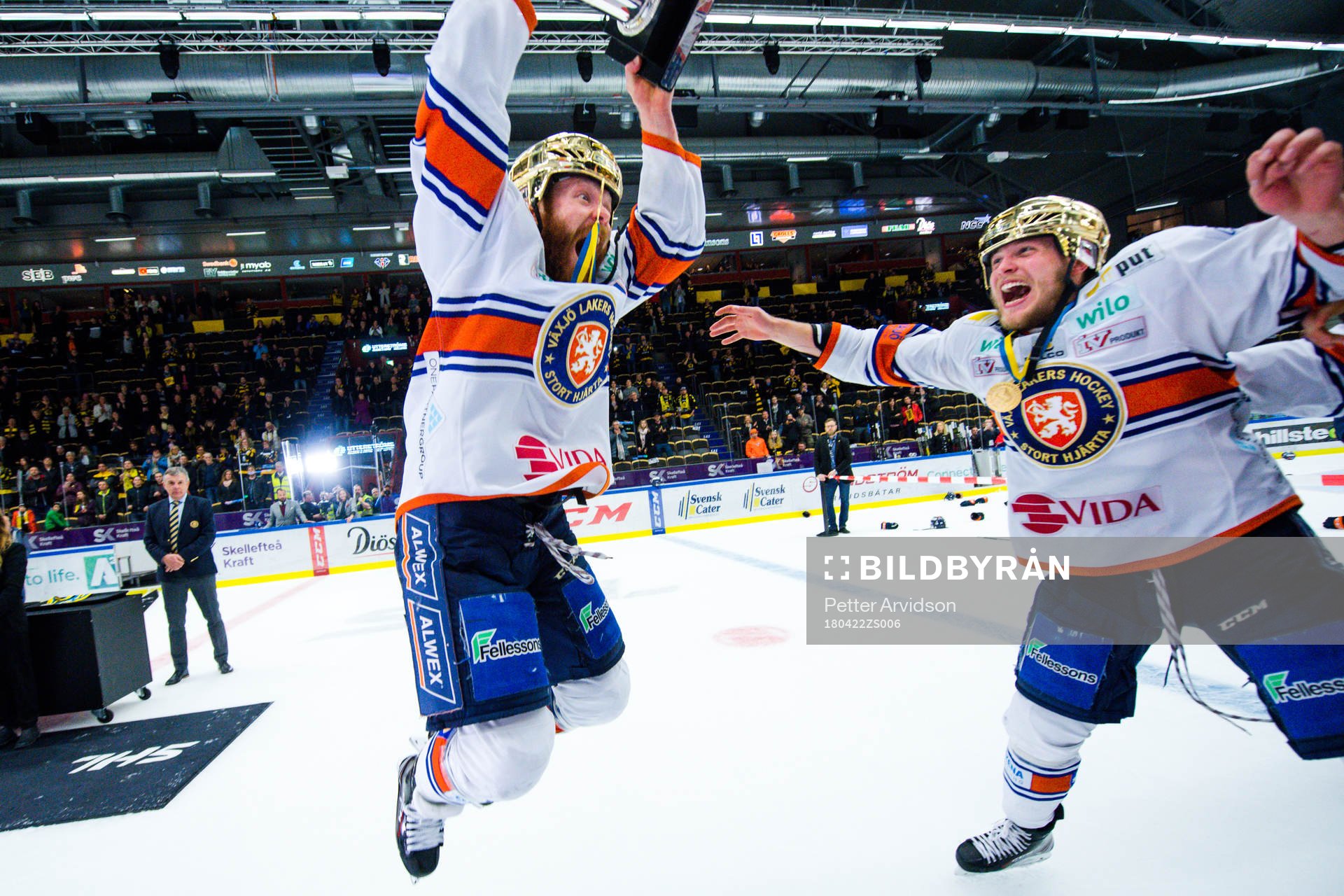 Växjös Liam Reddox och Oliver Bohm jublar med pokalen