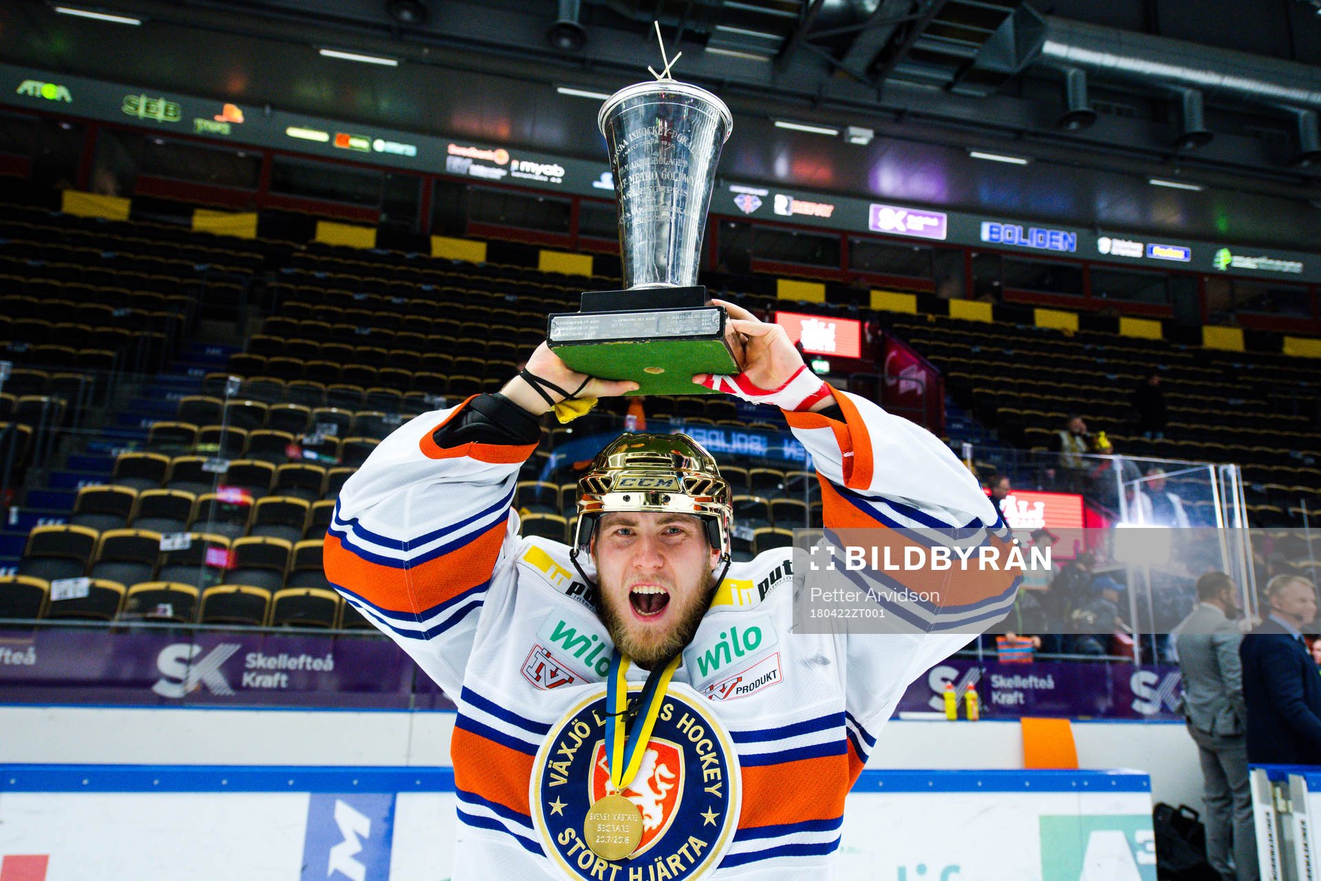 Växjös målvakt Viktor Andrén   jublar med pokalen