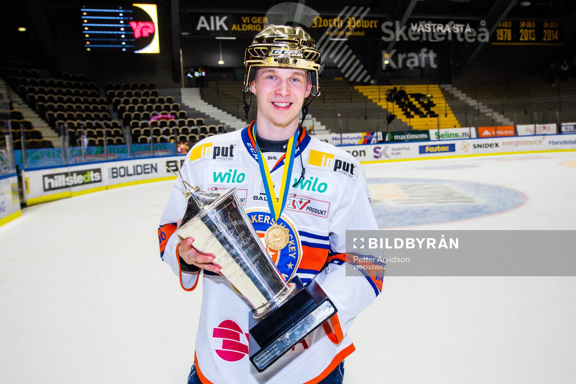 Växjös Elias Pettersson  jublar med pokalen