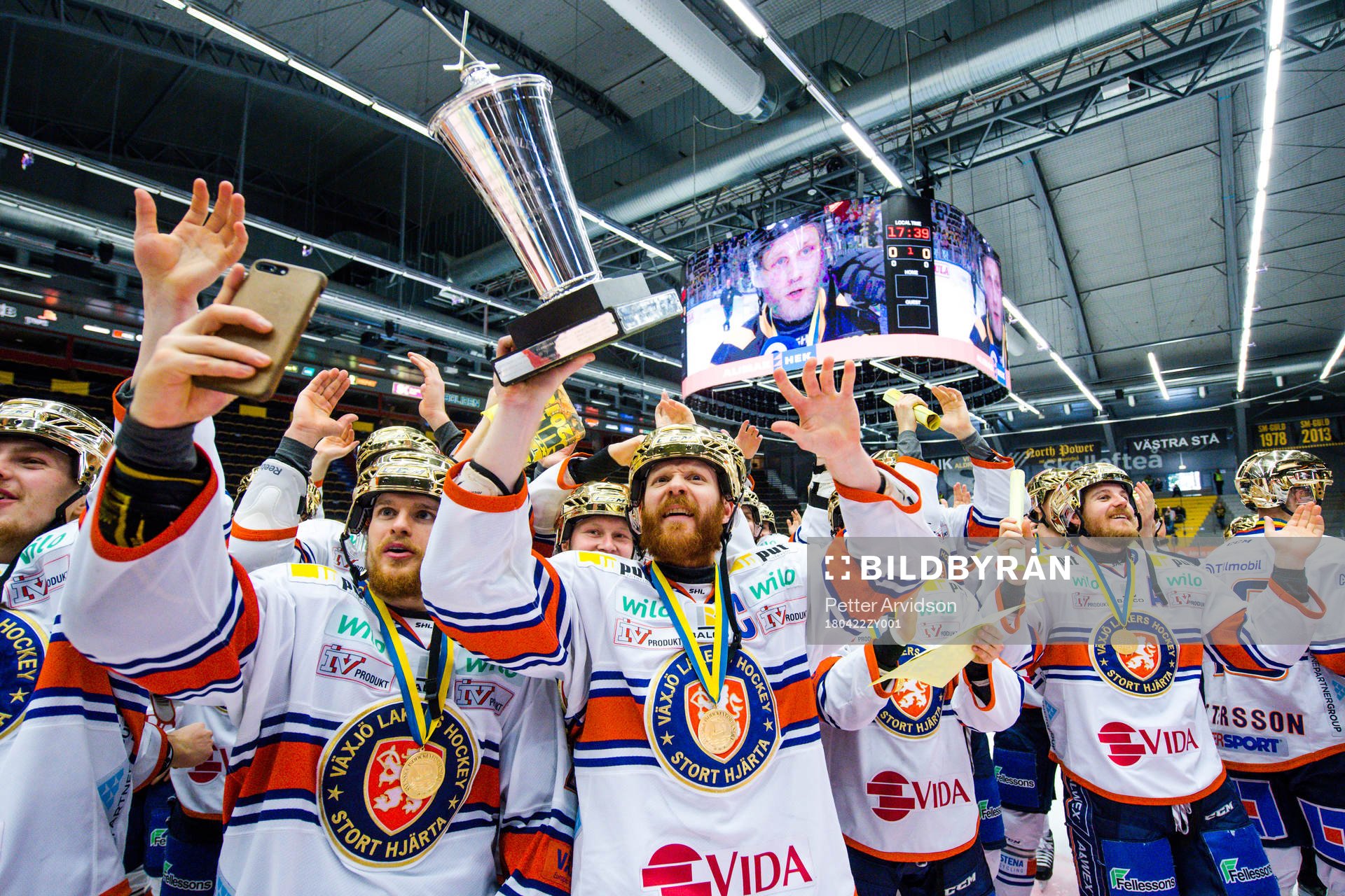 Växjös Liam Reddox  jublar med pokalen