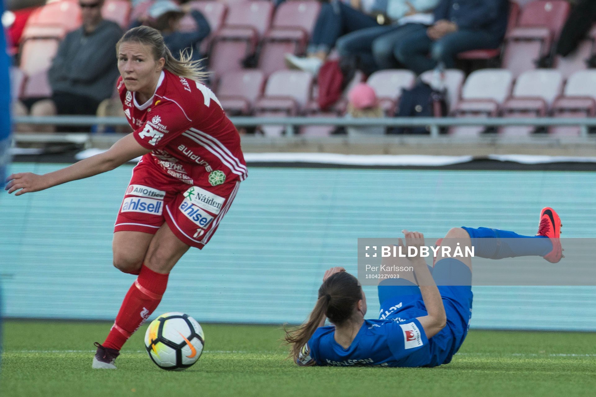 Piteås Selina Henriksson, bakom henne Eskilstunas Felicia