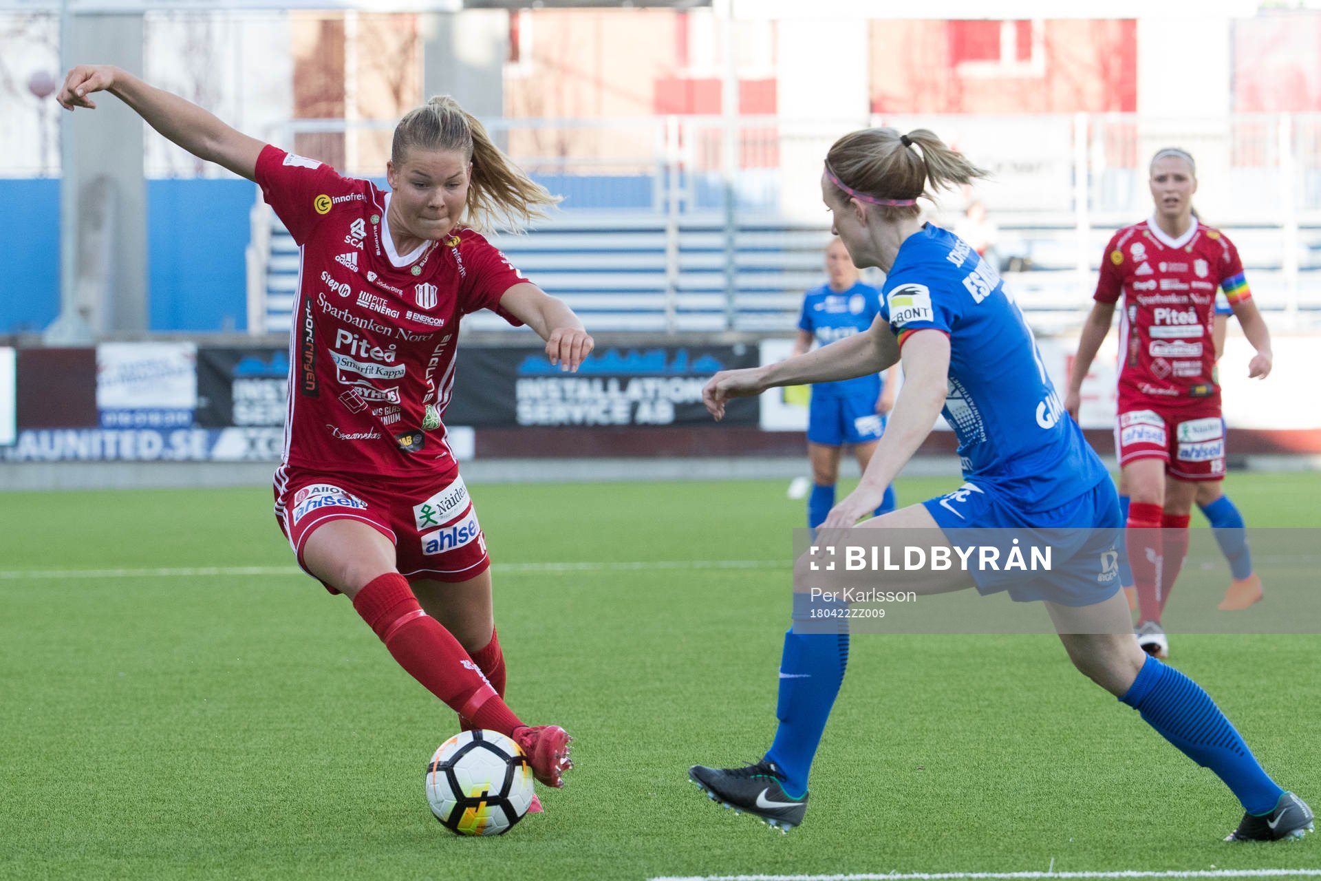 Piteås Nina Jakobsson med bollen under fotbollsmatchen i damallsvenskan mellan Eskilstuna United och Piteå IF den 22 april i Eskilstuna.