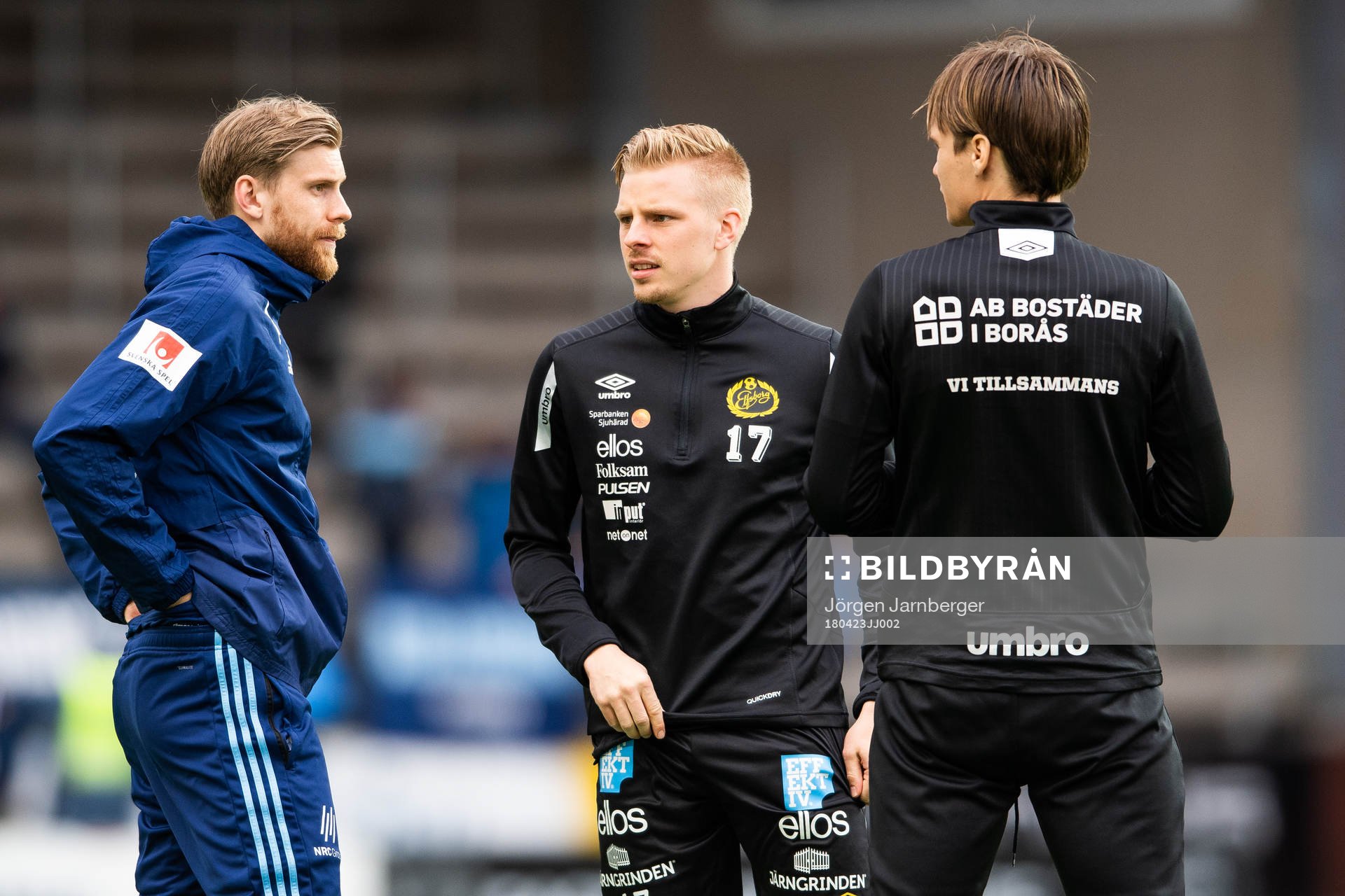 Djurgårdens Jacob Une Larsson pratar med Elfsborgs Per Frick och Viktor Prodell under uppvärmningen inför fotbollsmatchen i Allsvenskan mellan Elfsborg och Djurgården den 23 april 2018 i Borås.
