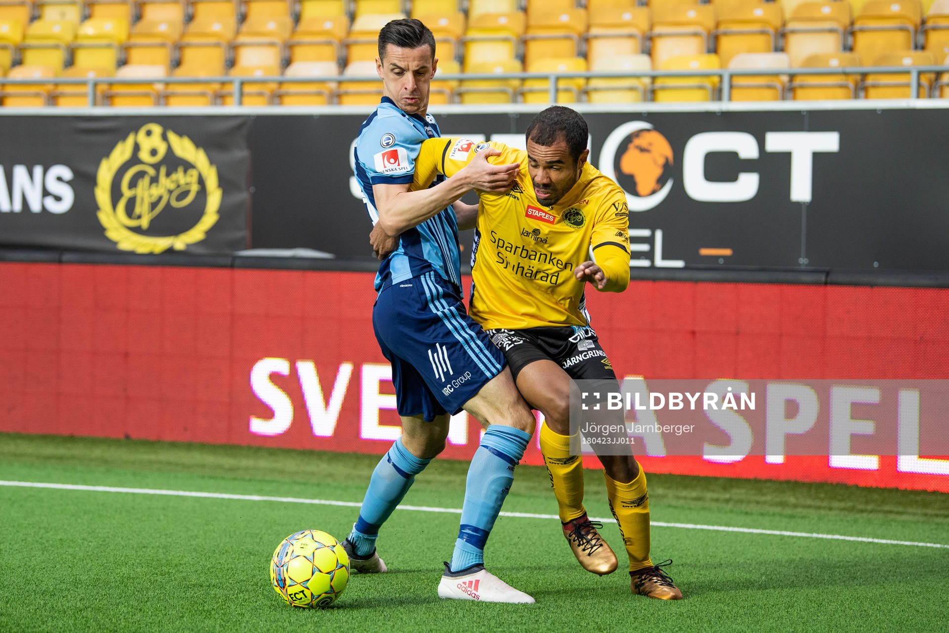 Djurgårdens Haris Radetinac och Elfsborgs Alex Dyer i kamp
