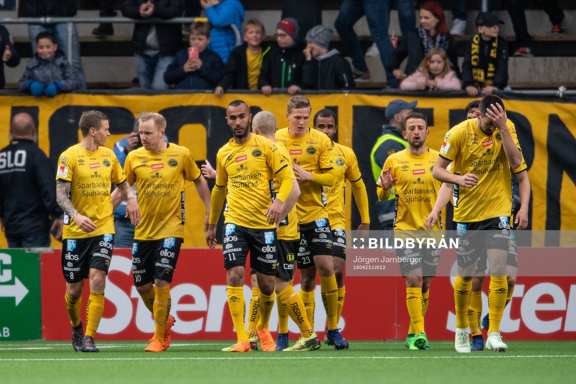 Elfsborgs Simon Lundevall jublar med lagkamrater efter att han gjort 1-0 under fotbollsmatchen i Allsvenskan mellan Elfsborg och Djurgården den 23 april 2018 i Borås.