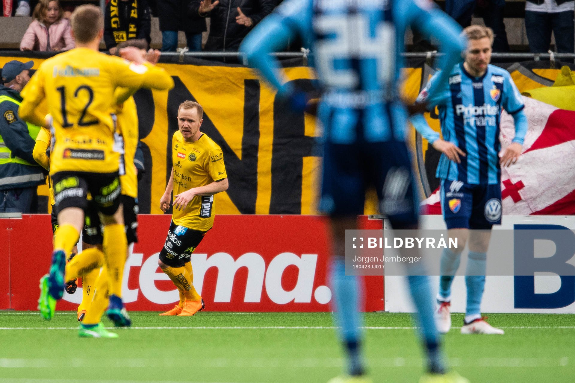Elfsborgs Simon Lundevall jublar med lagkamrater efter att han gjort 1-0 under fotbollsmatchen i Allsvenskan mellan Elfsborg och Djurgården den 23 april 2018 i Borås.
