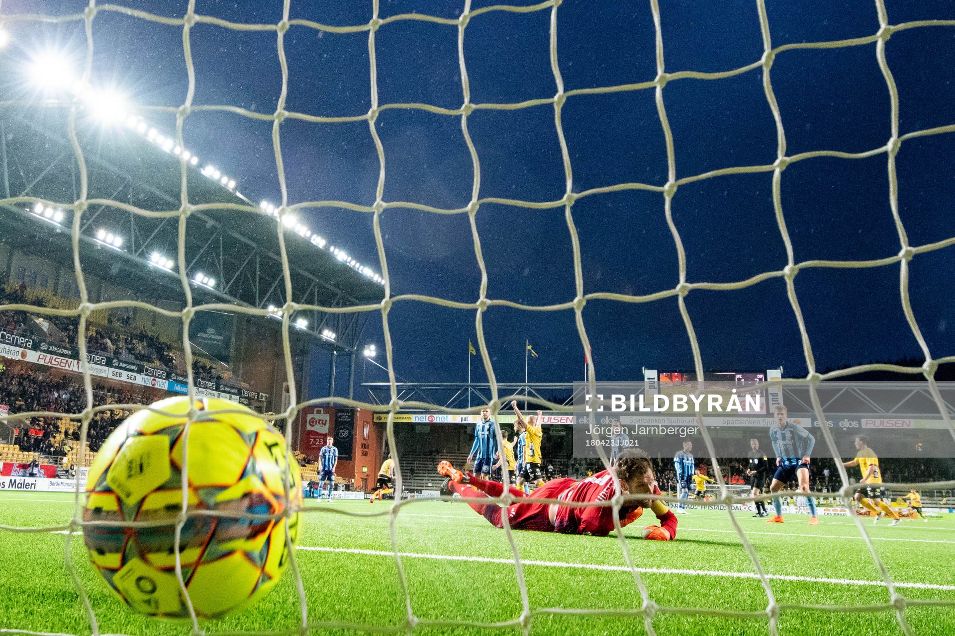 Djurgårdens målvakt Andreas Isaksson ser bollen rulla in