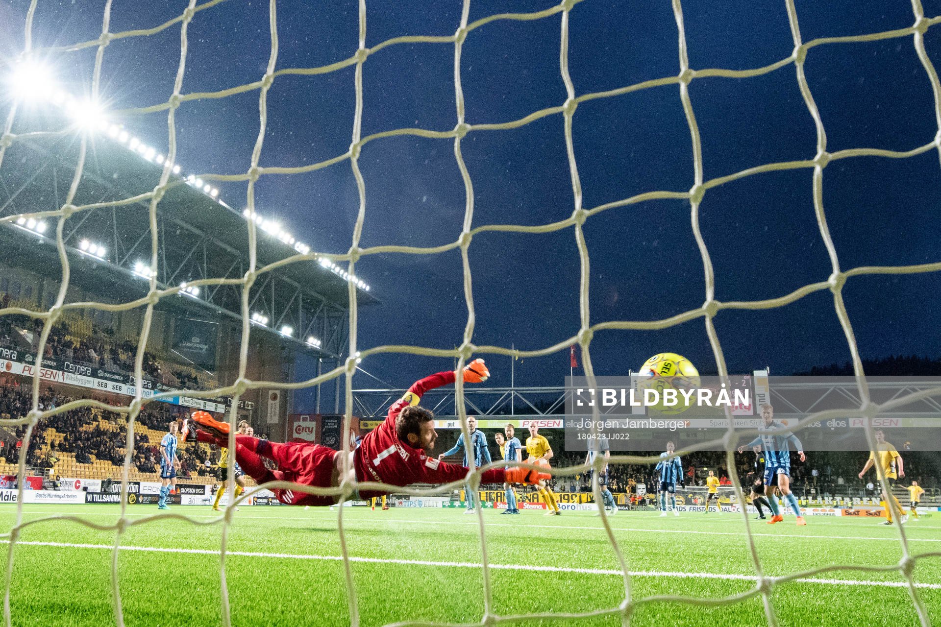 Djurgårdens målvakt Andreas Isaksson ser bollen gå in