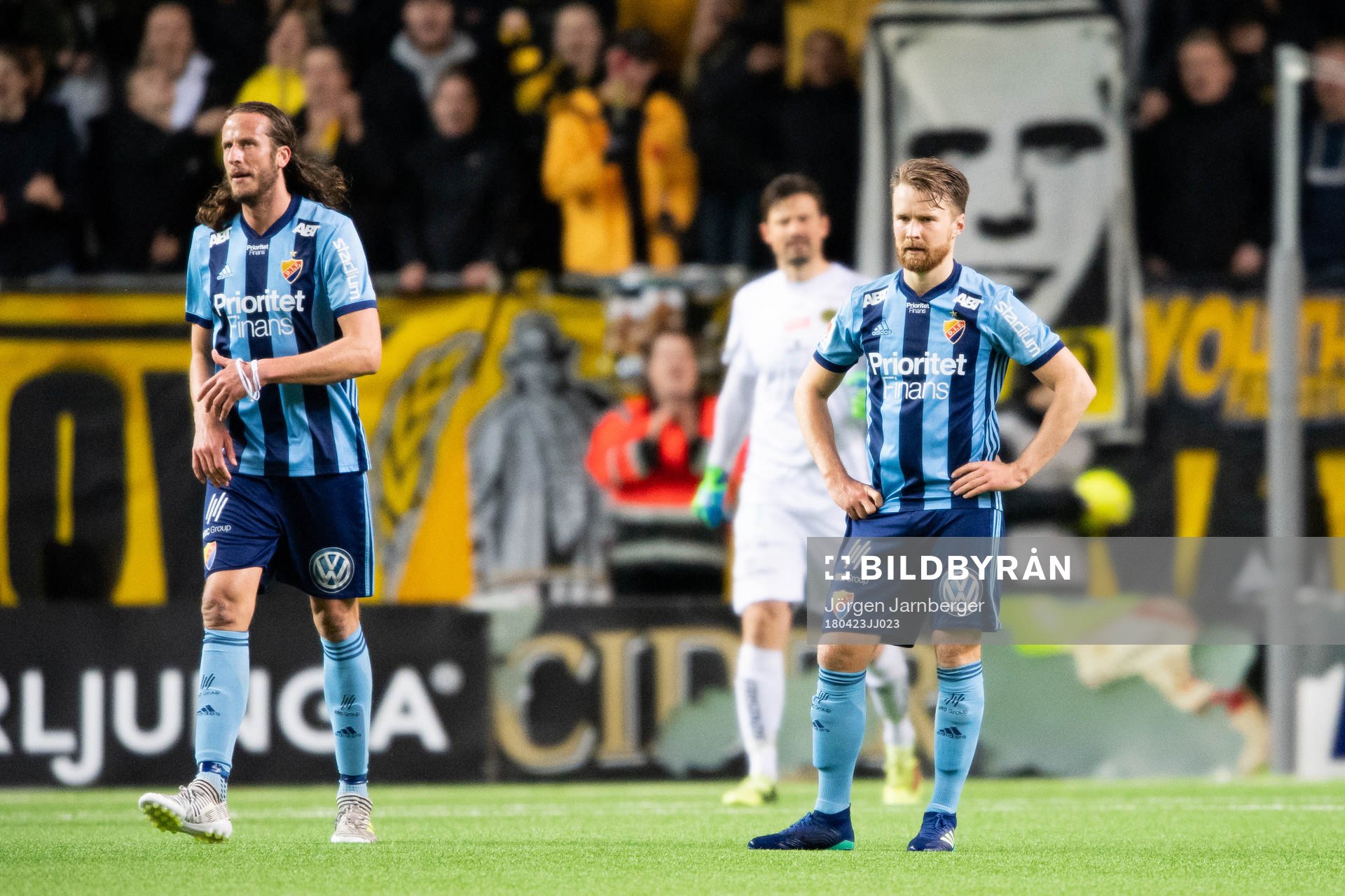 Djurgårdens Jonas Olsson och Jacob Une Larsson deppar