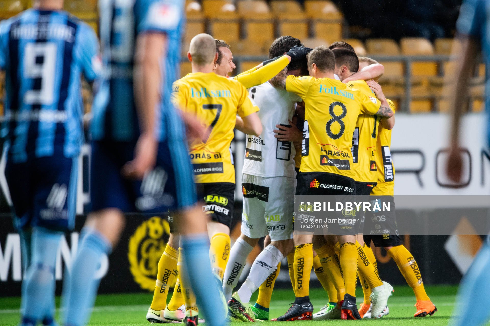 Elfsborgs spelarna jublar efter att Jon Jönsson (skymd) gjort 2-2 under fotbollsmatchen i Allsvenskan mellan Elfsborg och Djurgården den 23 april 2018 i Borås.