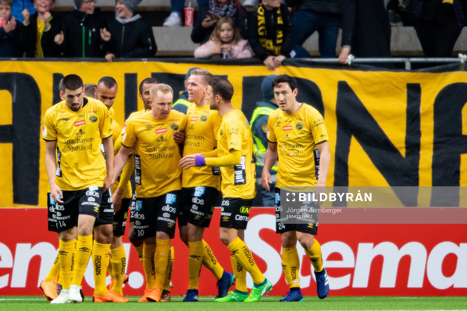Elfsborgs Simon Lundevall klappas om av lagkamraterna efter att gjort 1-0 under fotbollsmatchen i Allsvenskan mellan Elfsborg och Djurgården den 23 april 2018 i Borås.