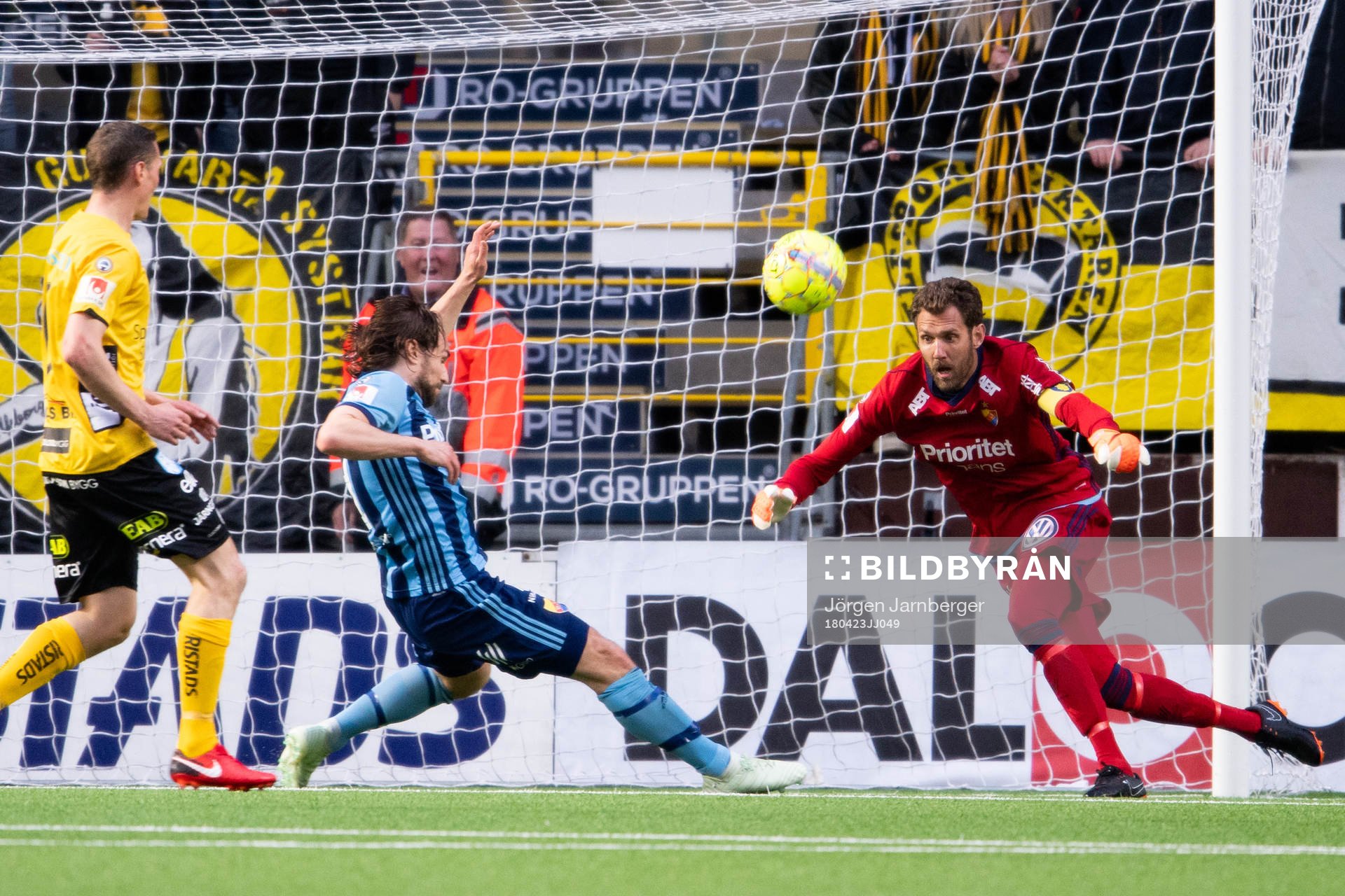Djurgårdens Kevin Walker skjuter undan ollen ur eget