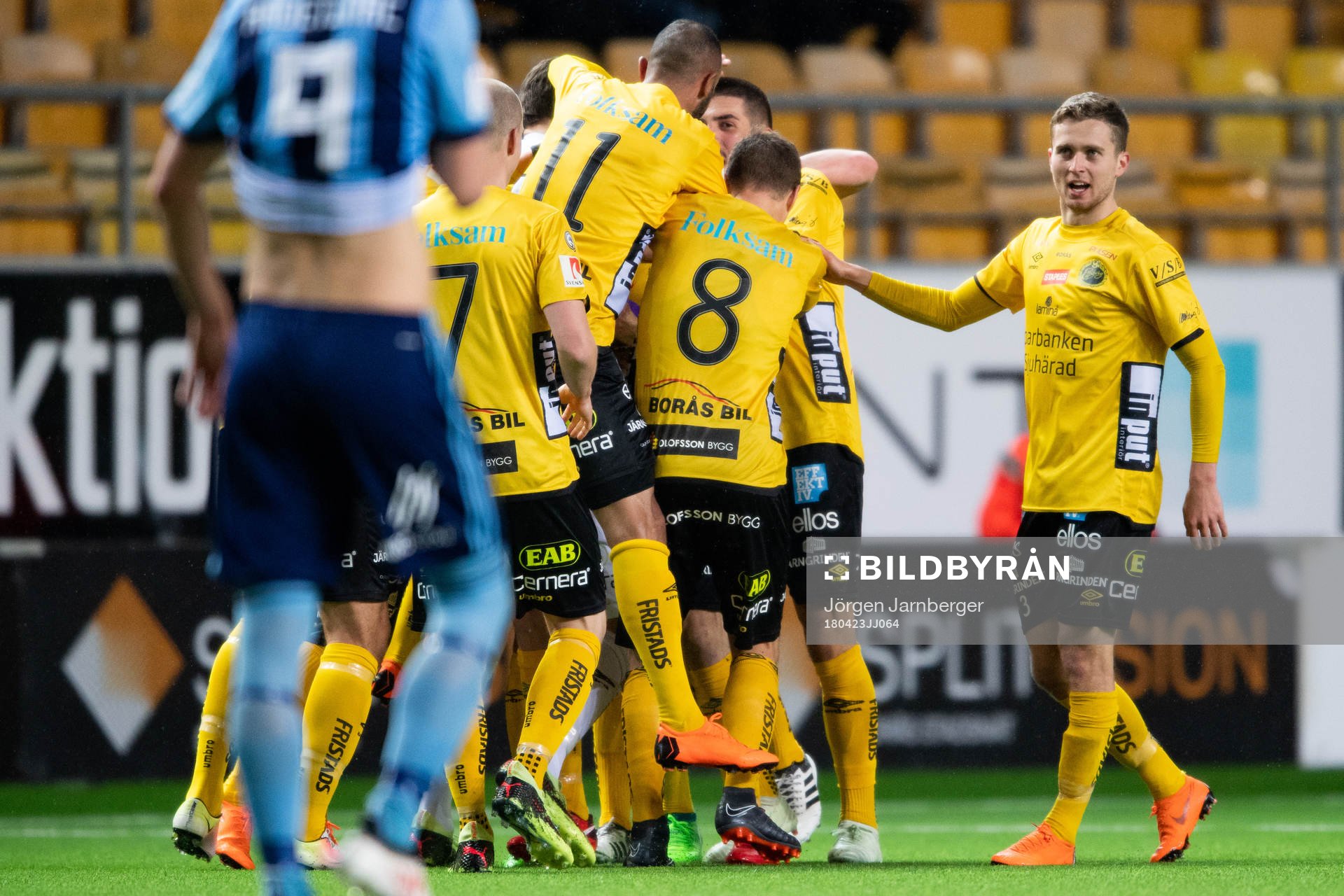 Elfsborgs spelarna jublar efter att Jon Jönsson (skymd) gjort 2-2 under fotbollsmatchen i Allsvenskan mellan Elfsborg och Djurgården den 23 april 2018 i Borås.