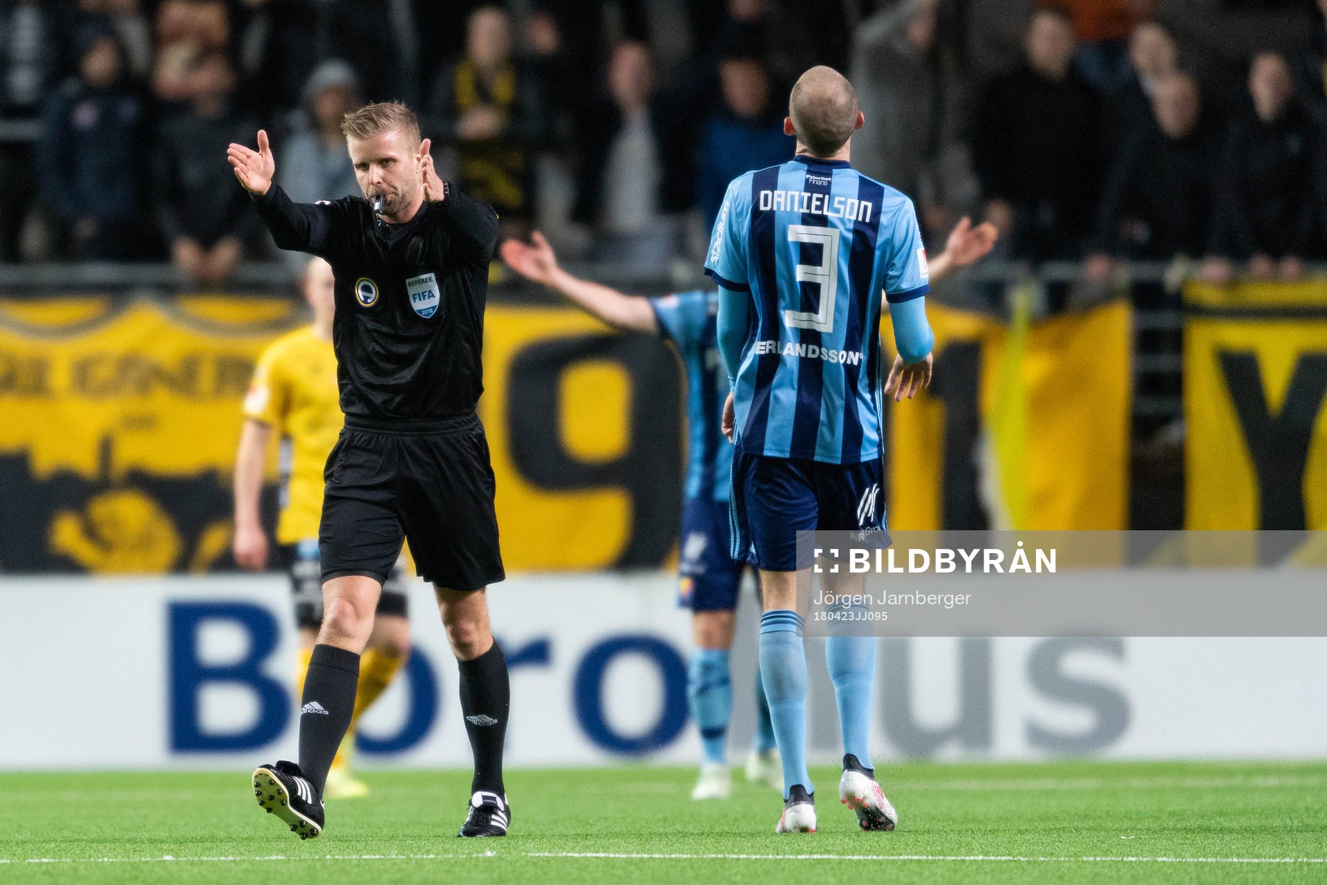 Domare Glenn Nyberg blåser av matchen