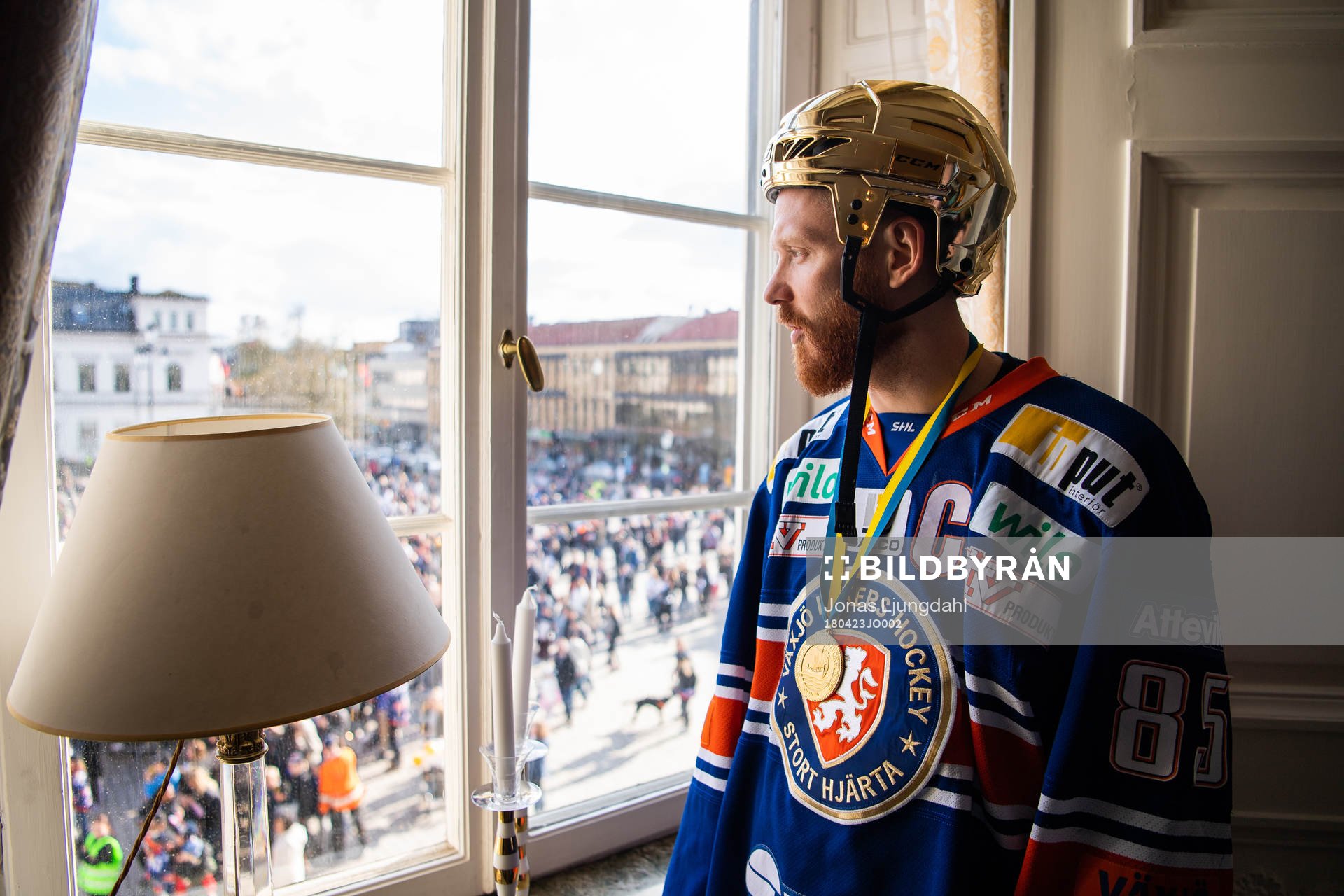 Liam Reddox tittar ut över publiken som samlats på