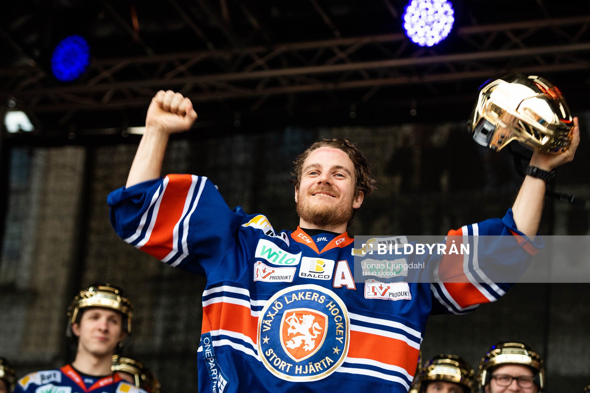 Växjös Erik Josefsson jublar på scen när Växjö firar