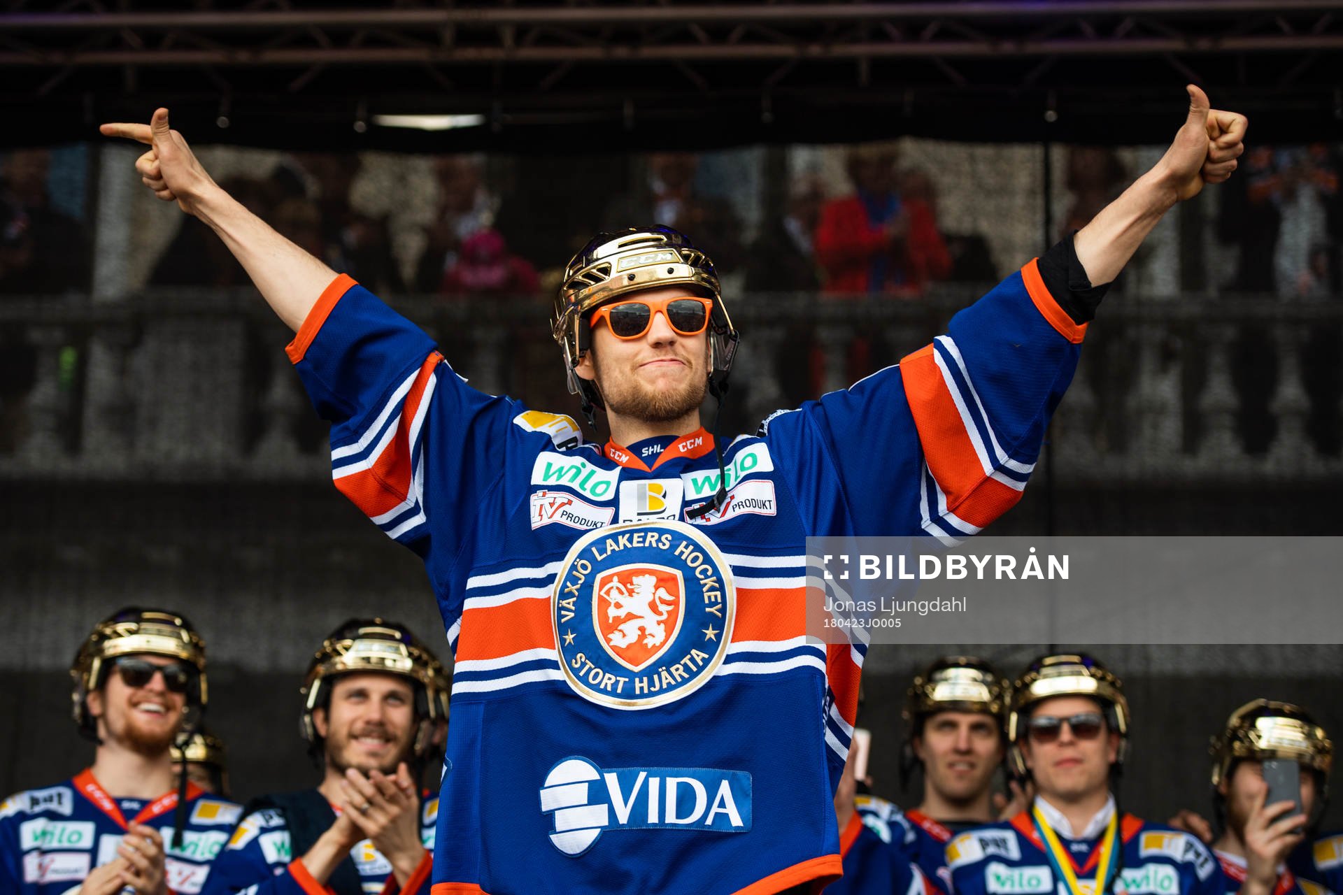 Växjös Eric Martinsson jublar när Växjö firar