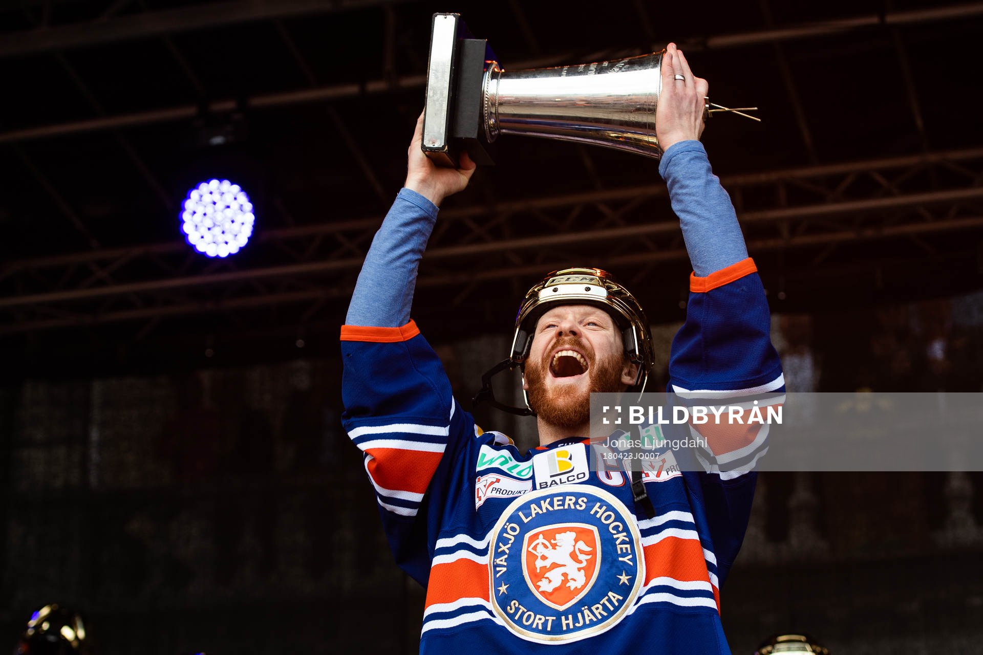 Liam Reddox jublar med pokalen när Växjö firar SM-guldet