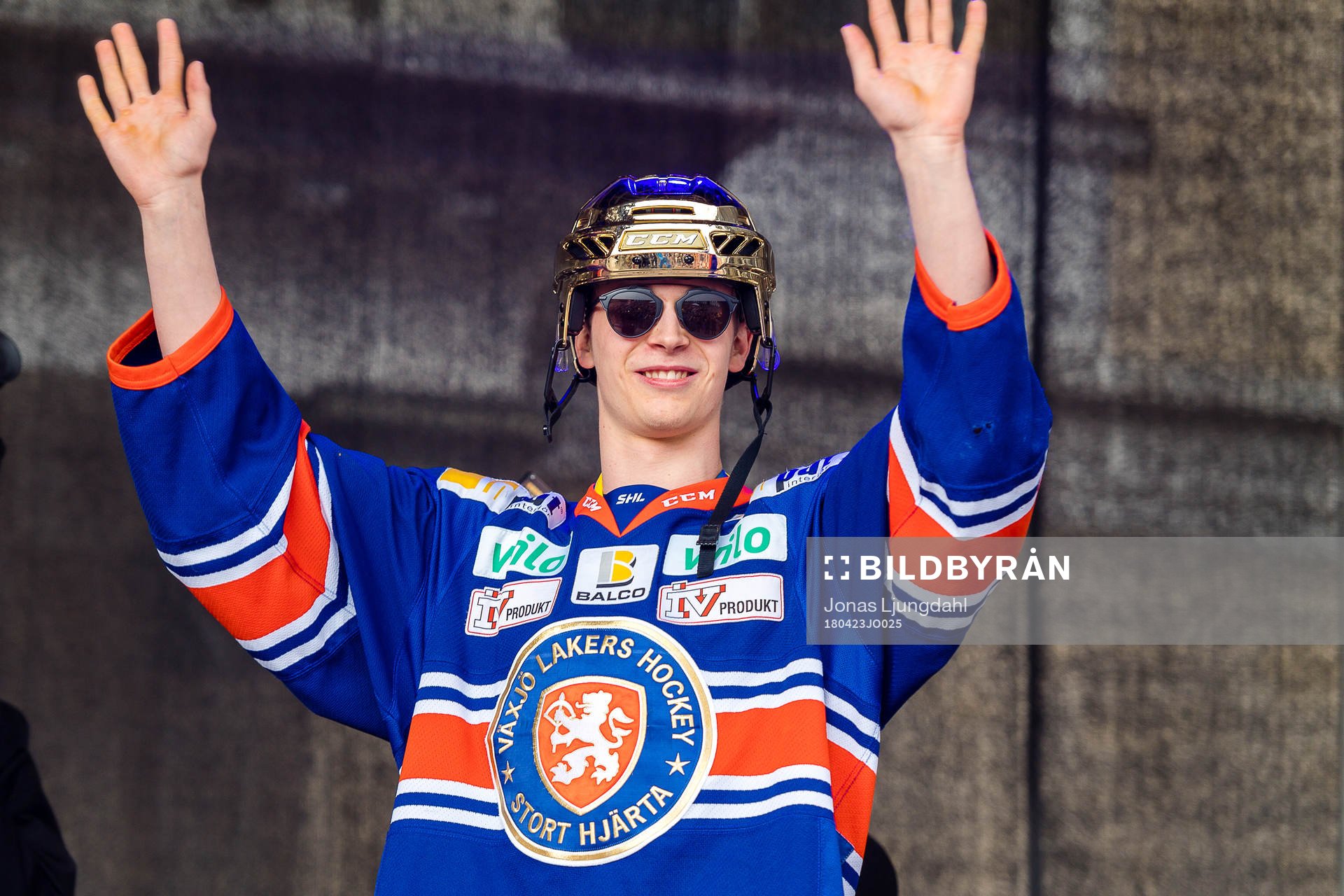 Växjös Elias Pettersson jublar på scen när Växjö
