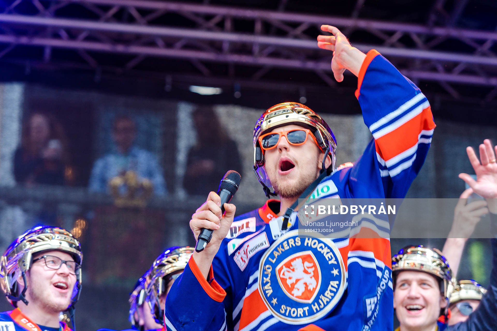 Växjös Eric Martinsson jublar på scen när Växjö firar