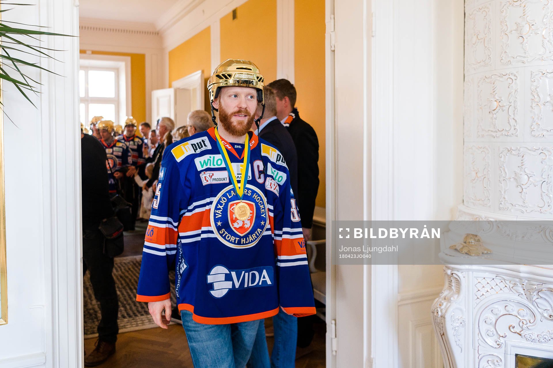 Växjös Liam Reddox när Växjö firar SM-guldet på