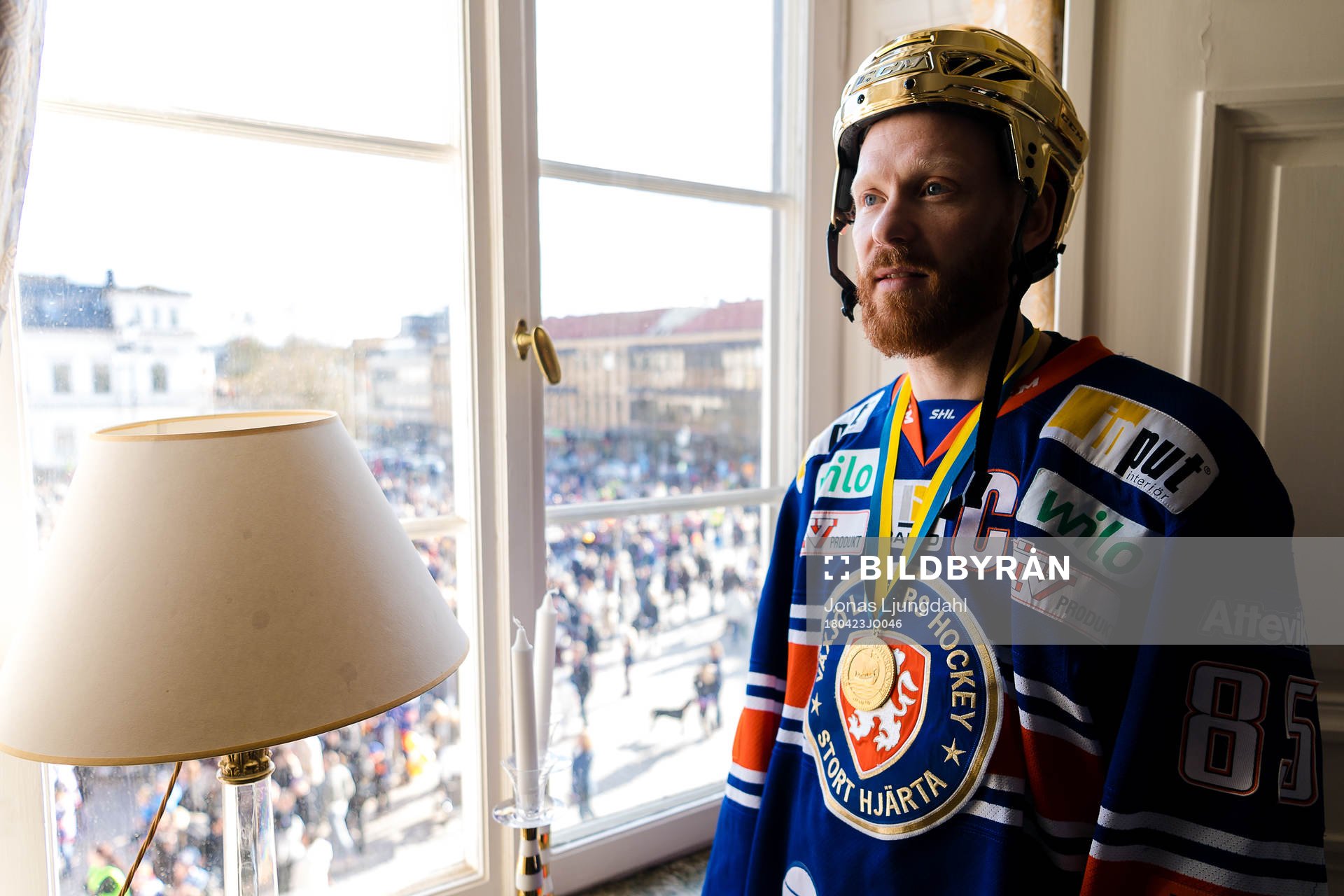 Växjös Liam Reddox tittar ut mot stortorget när Växjö