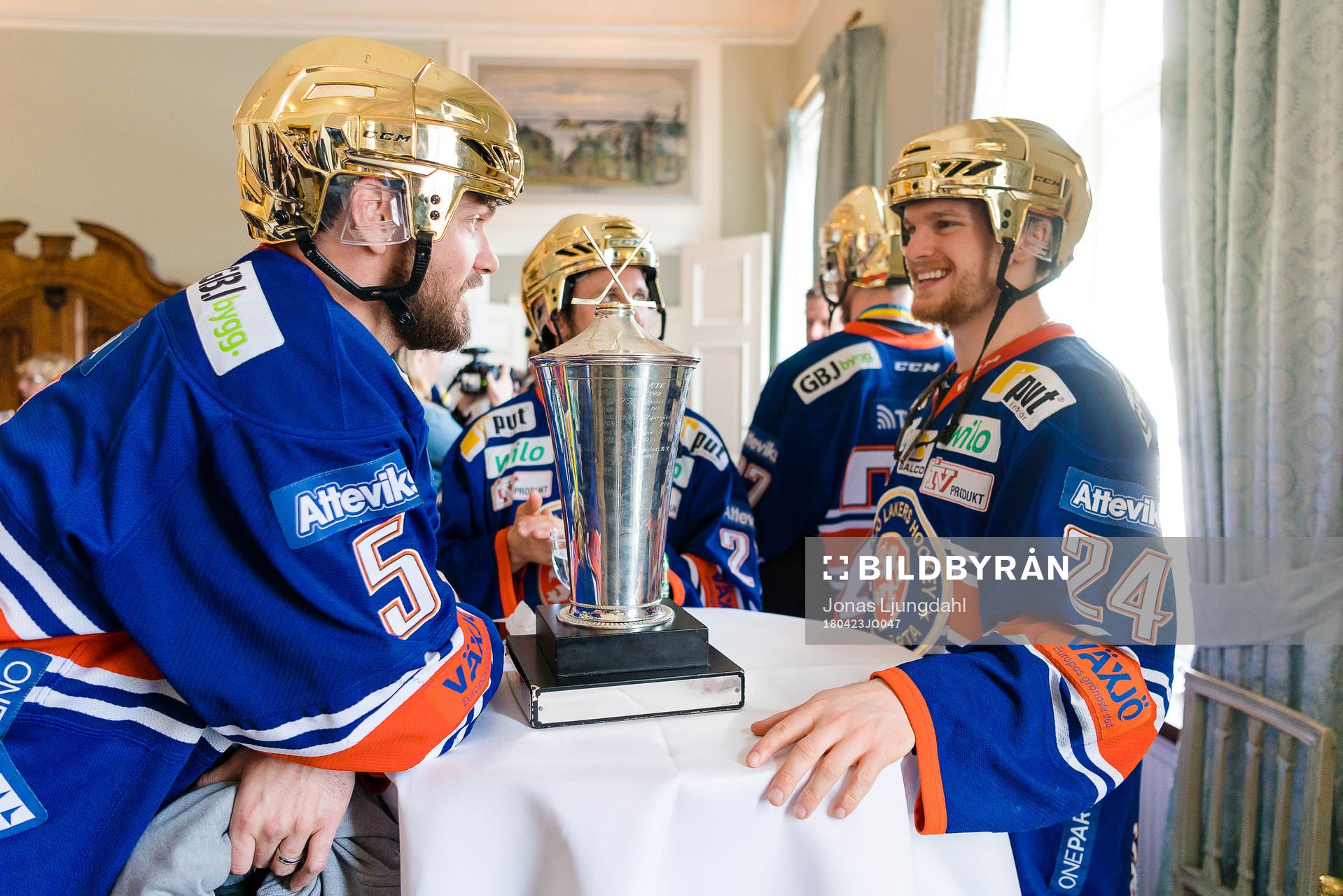 Växjös Noah Welch och Brendan Shinnimin vid pokalen när