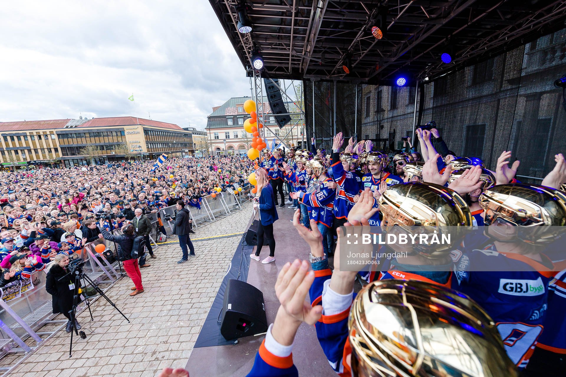 Publikhav när Växjö firar SM-guldet på Stortorget