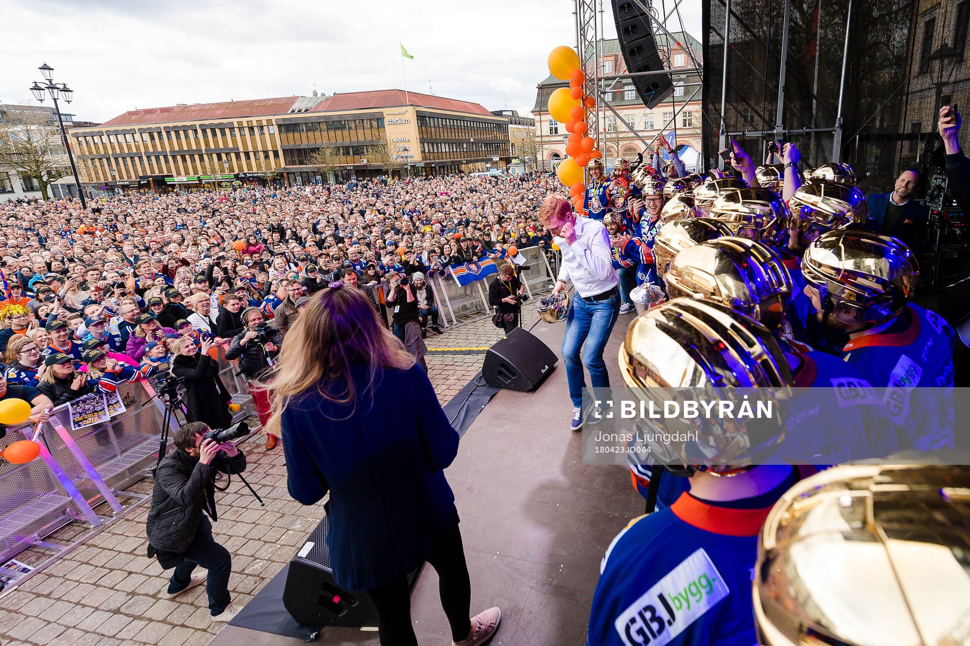 Växjös assisterande tränare Jörgen Jönsson dansar när