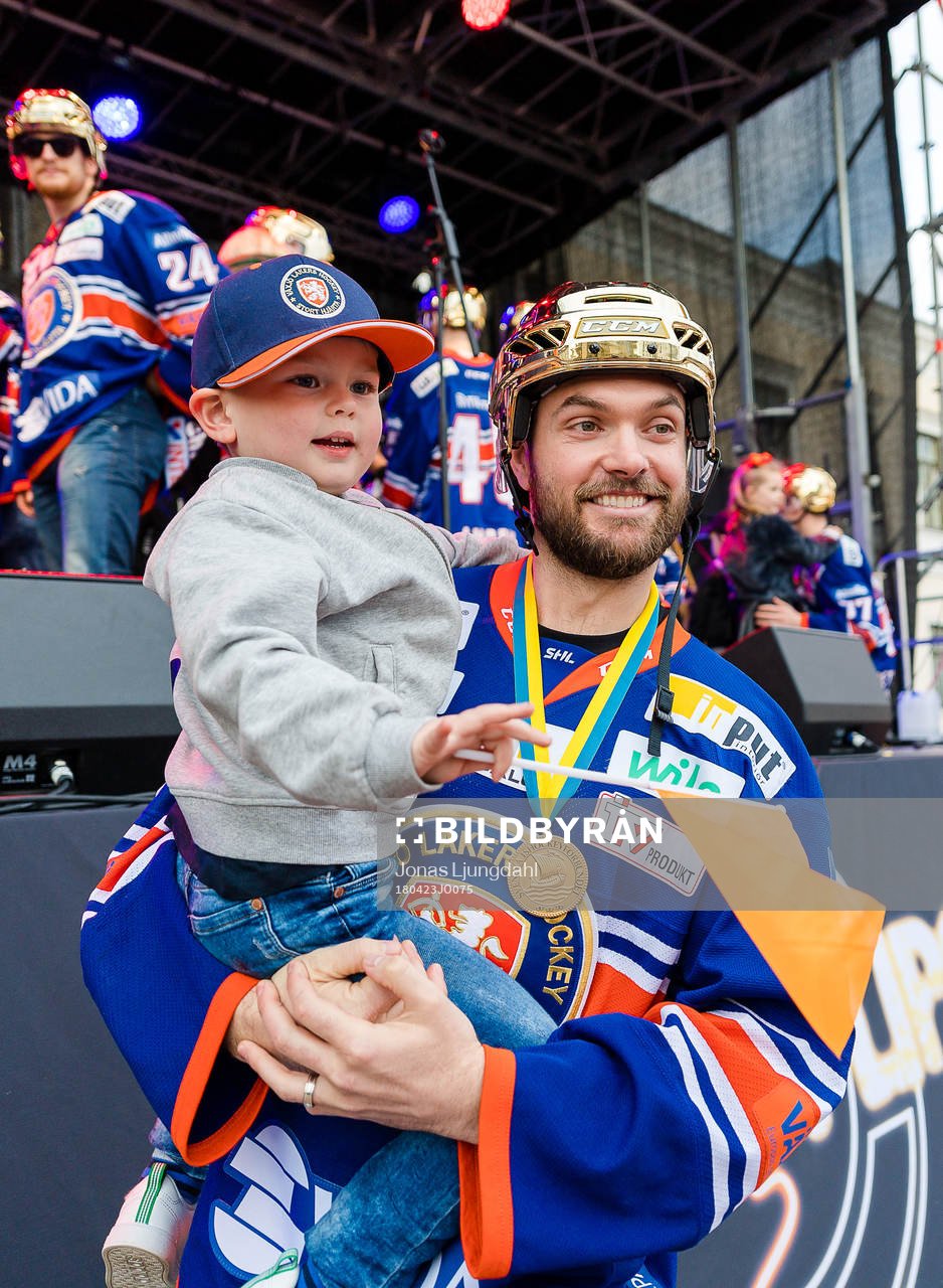 Växjös Noah Welch med sin son när Växjö firar